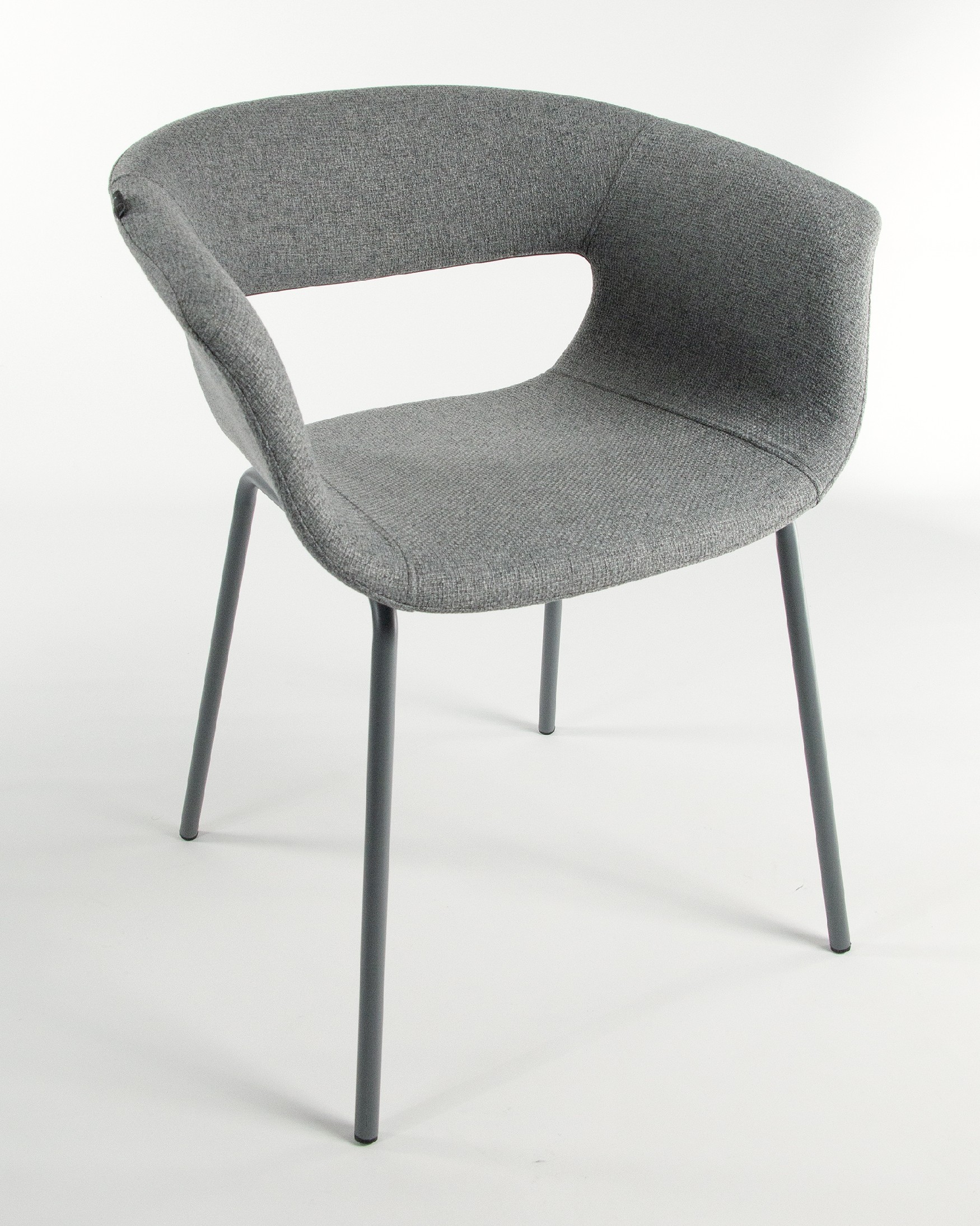 Chaise Stockholm avec un revêtement gris et des pieds métalliques assortis