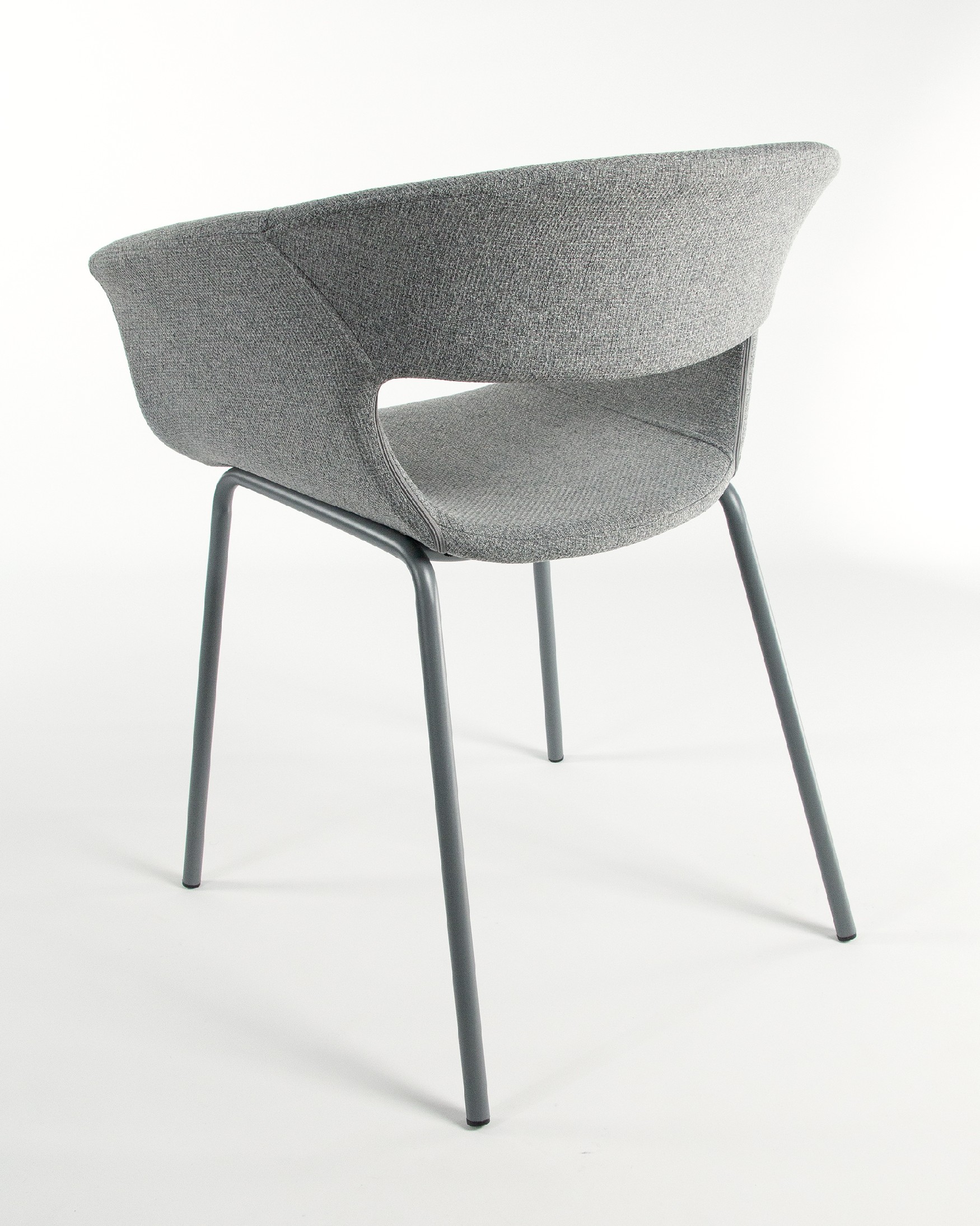 Chaise Stockholm avec un revêtement gris et des pieds métalliques assortis