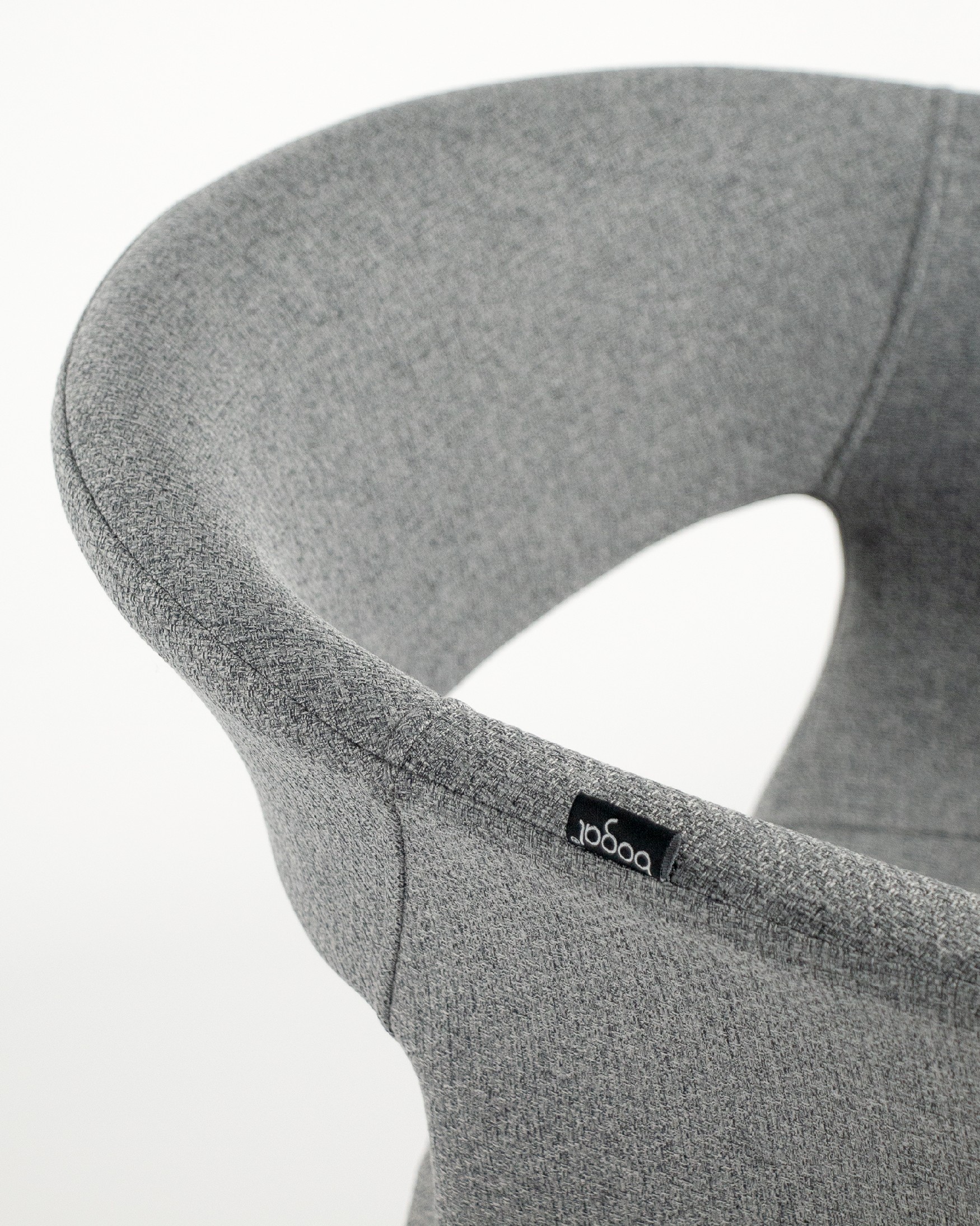 Chaise Stockholm avec un revêtement gris et des pieds métalliques assortis