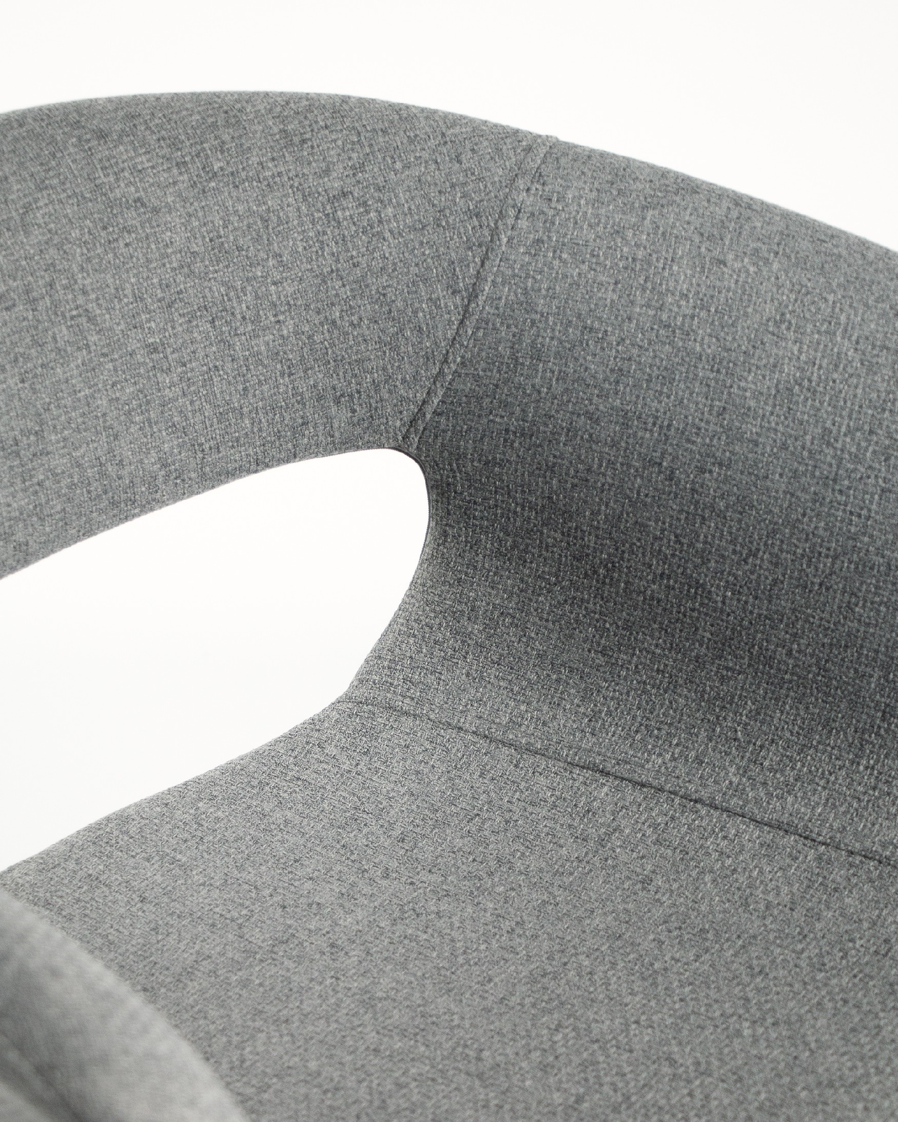 Chaise Stockholm avec un revêtement gris et des pieds métalliques assortis