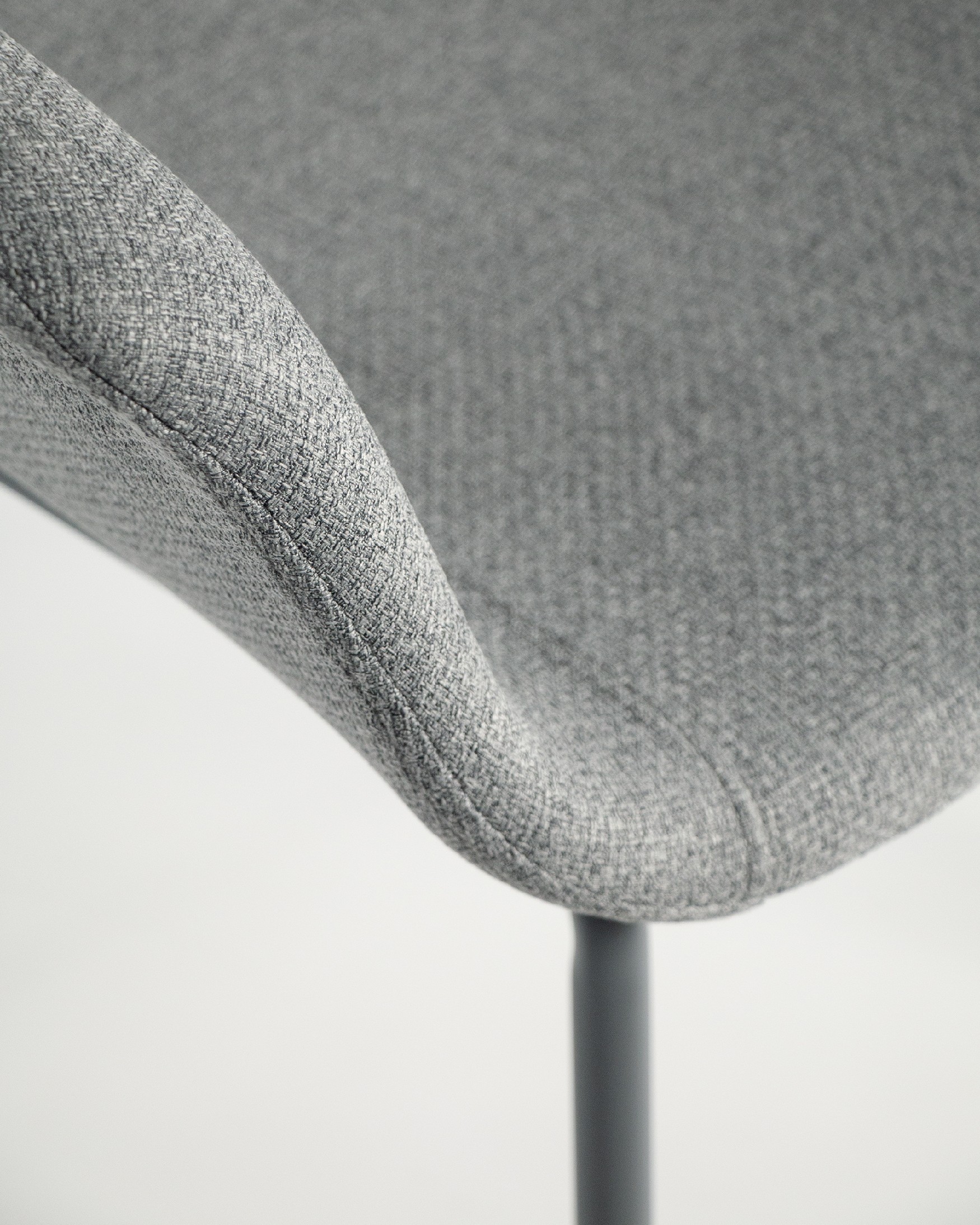 Chaise Stockholm avec un revêtement gris et des pieds métalliques assortis