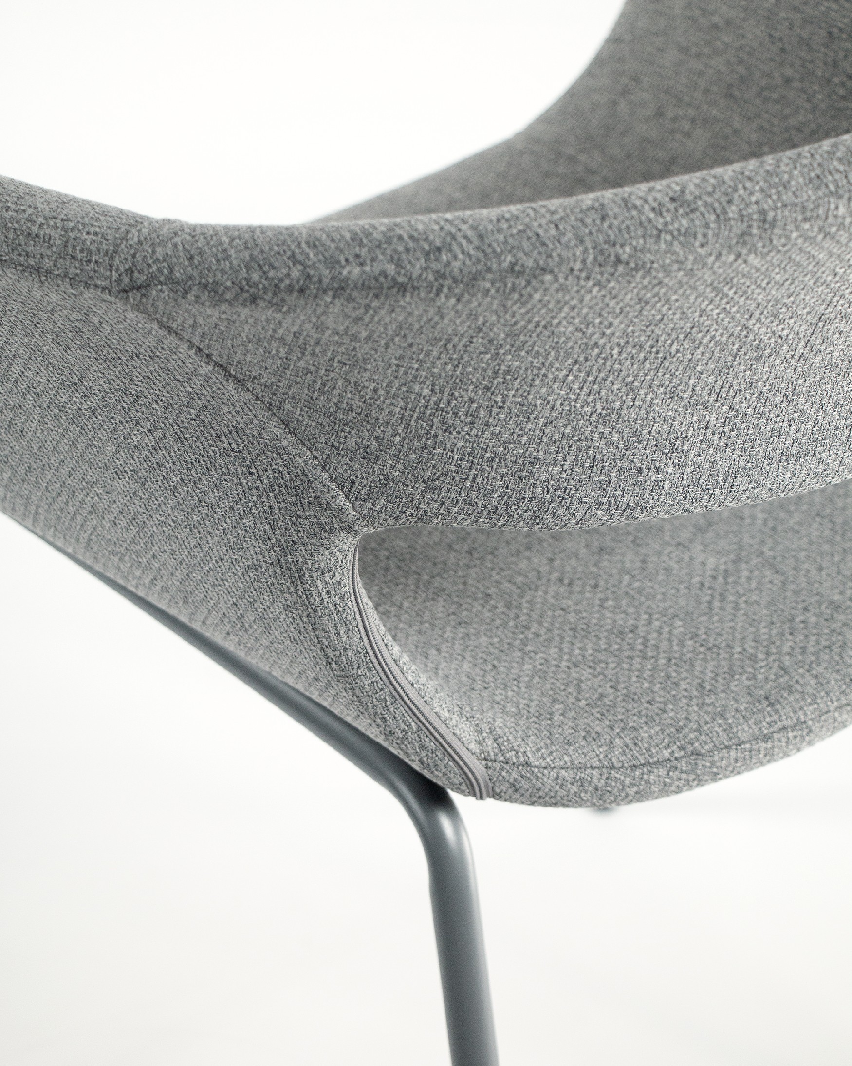 Chaise Stockholm avec un revêtement gris et des pieds métalliques assortis