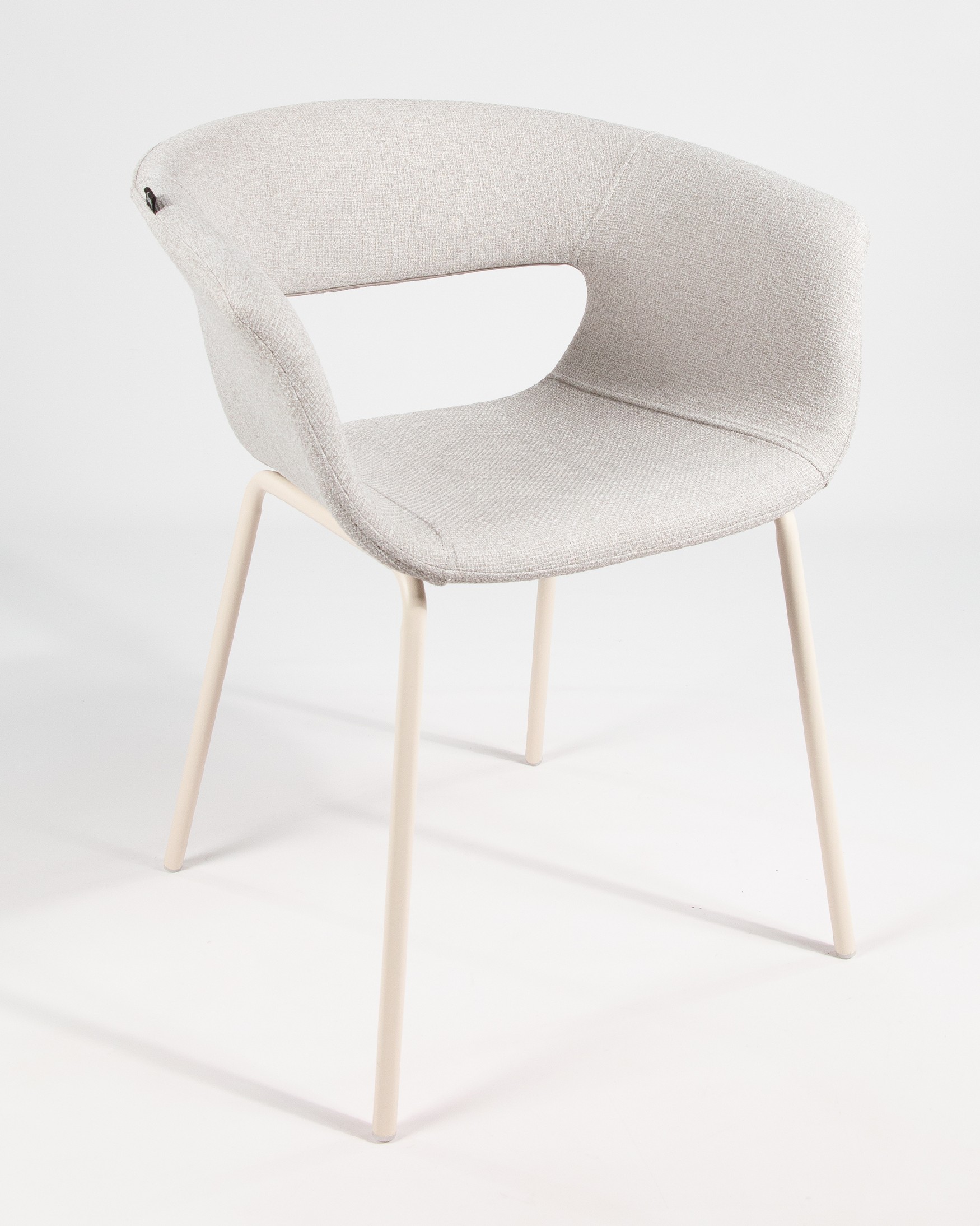 Silla Estocolmo con tapizado perla y patas metálicas a juego