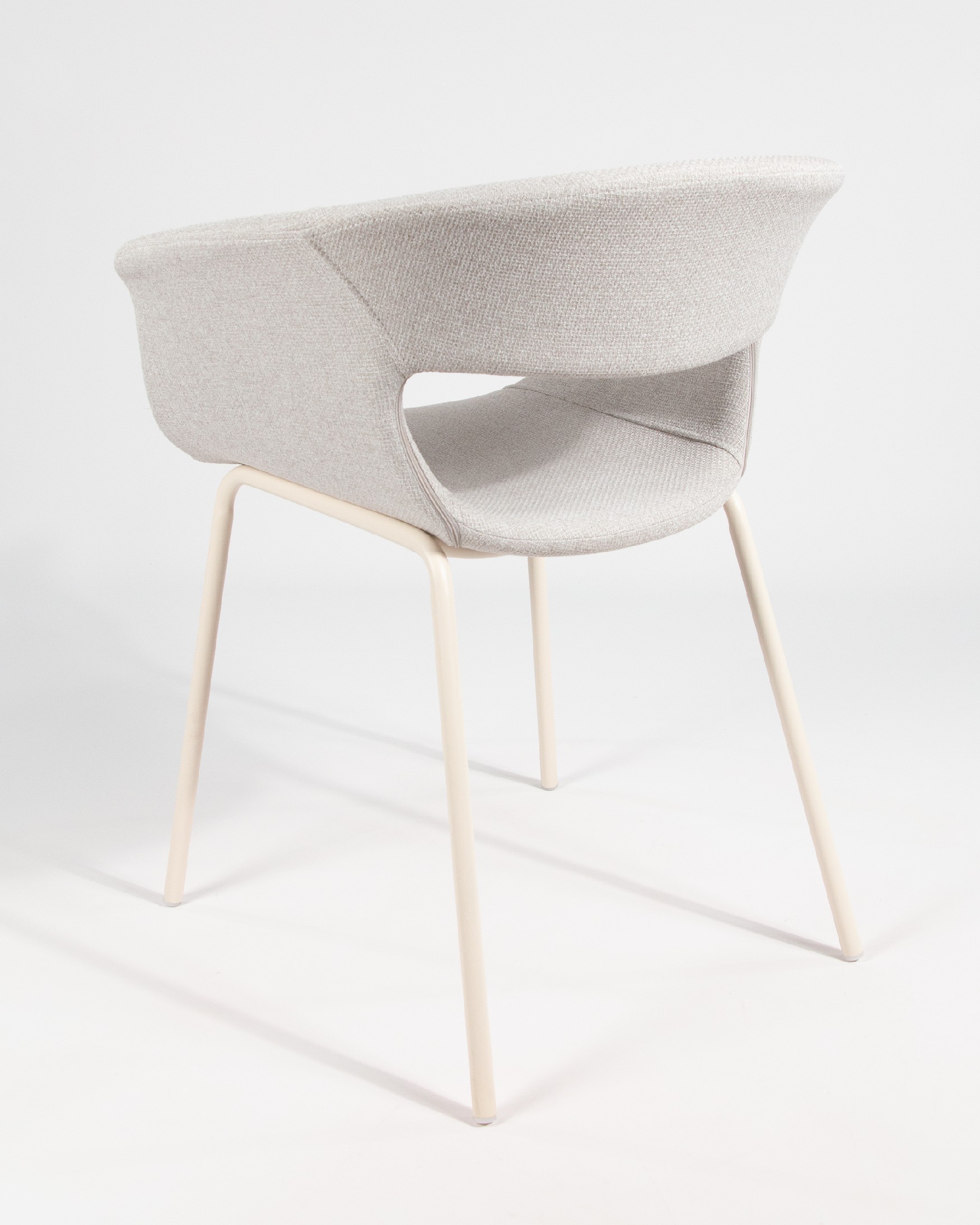 Silla Estocolmo con tapizado perla y patas metálicas a juego