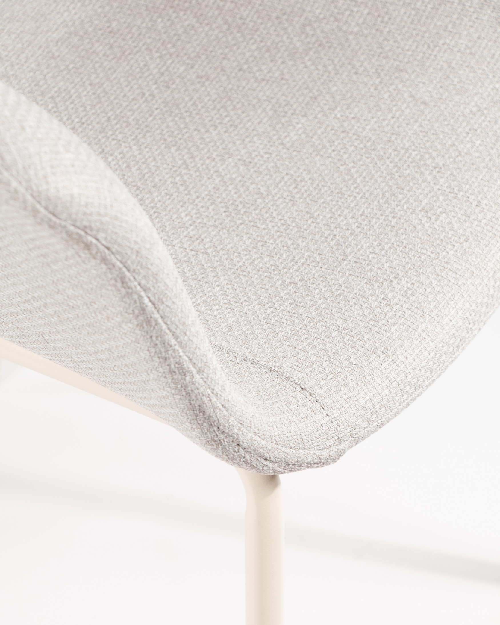 Silla Estocolmo con tapizado perla y patas metálicas a juego