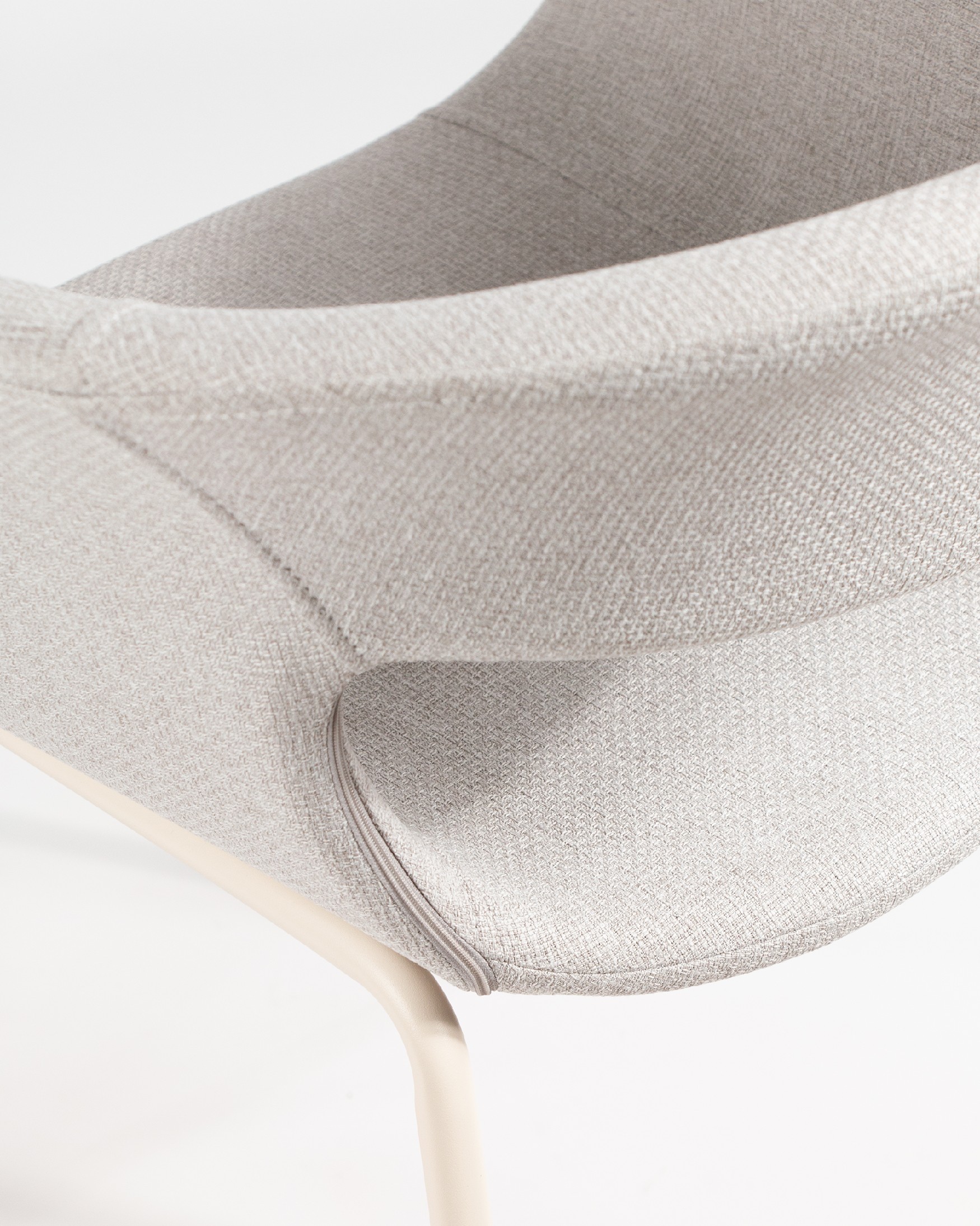 Silla Estocolmo con tapizado perla y patas metálicas a juego