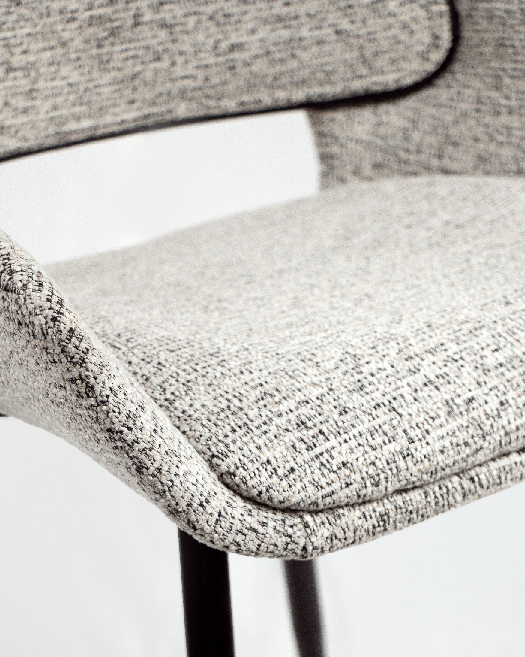 Silla Eva con tapizado jaspe y estructura roble negro