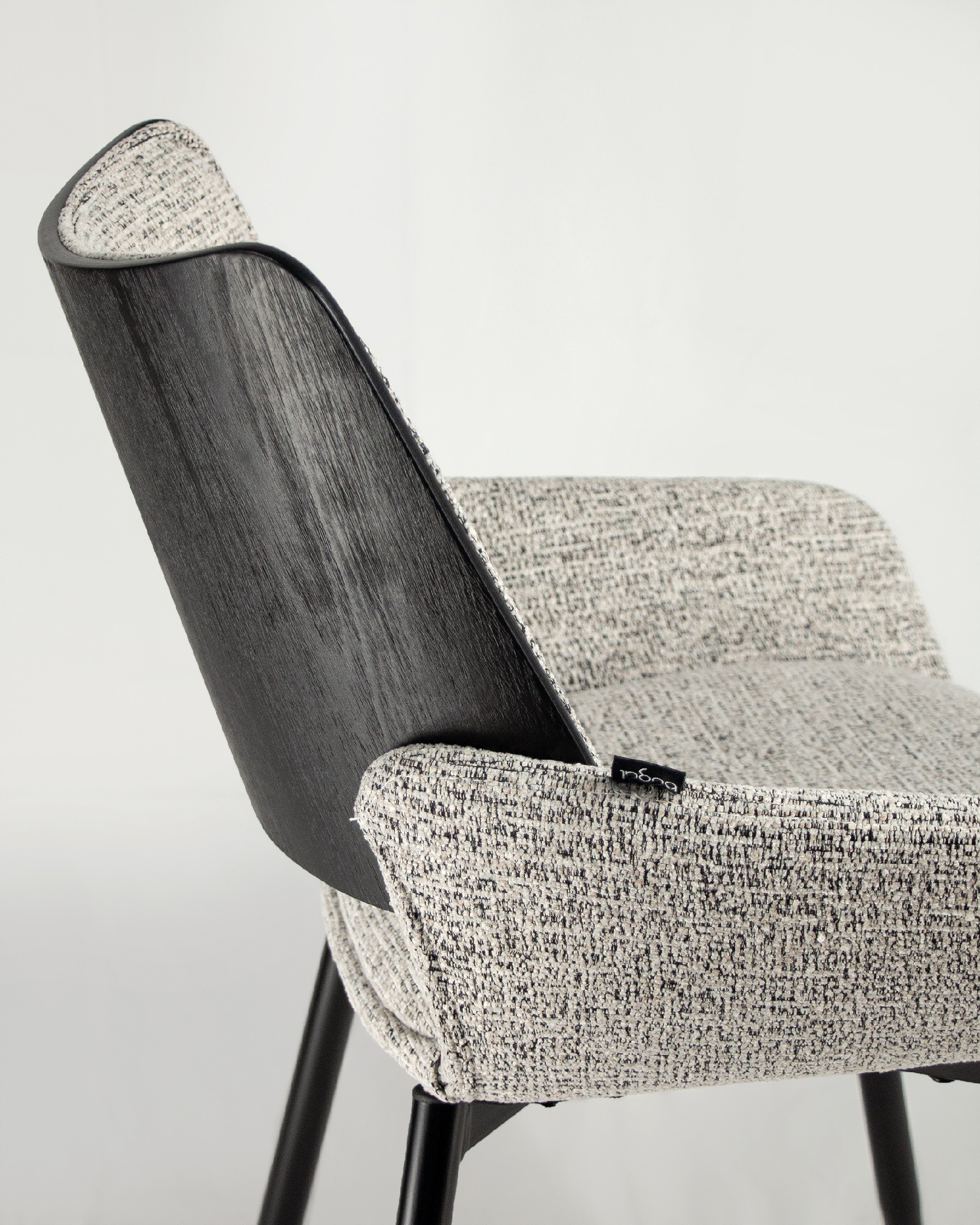 Silla Eva con tapizado jaspe y estructura roble negro