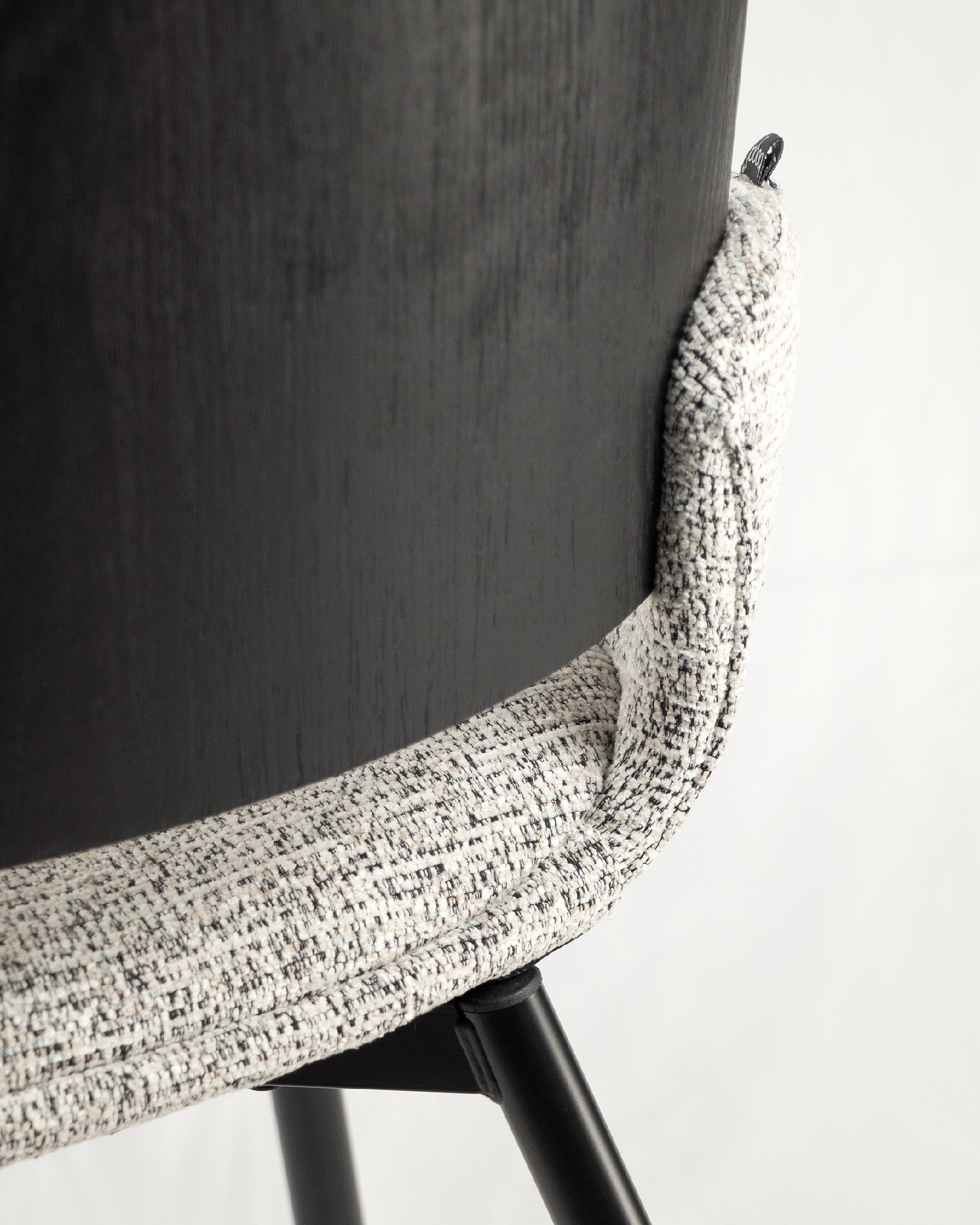 Silla Eva con tapizado jaspe y estructura roble negro