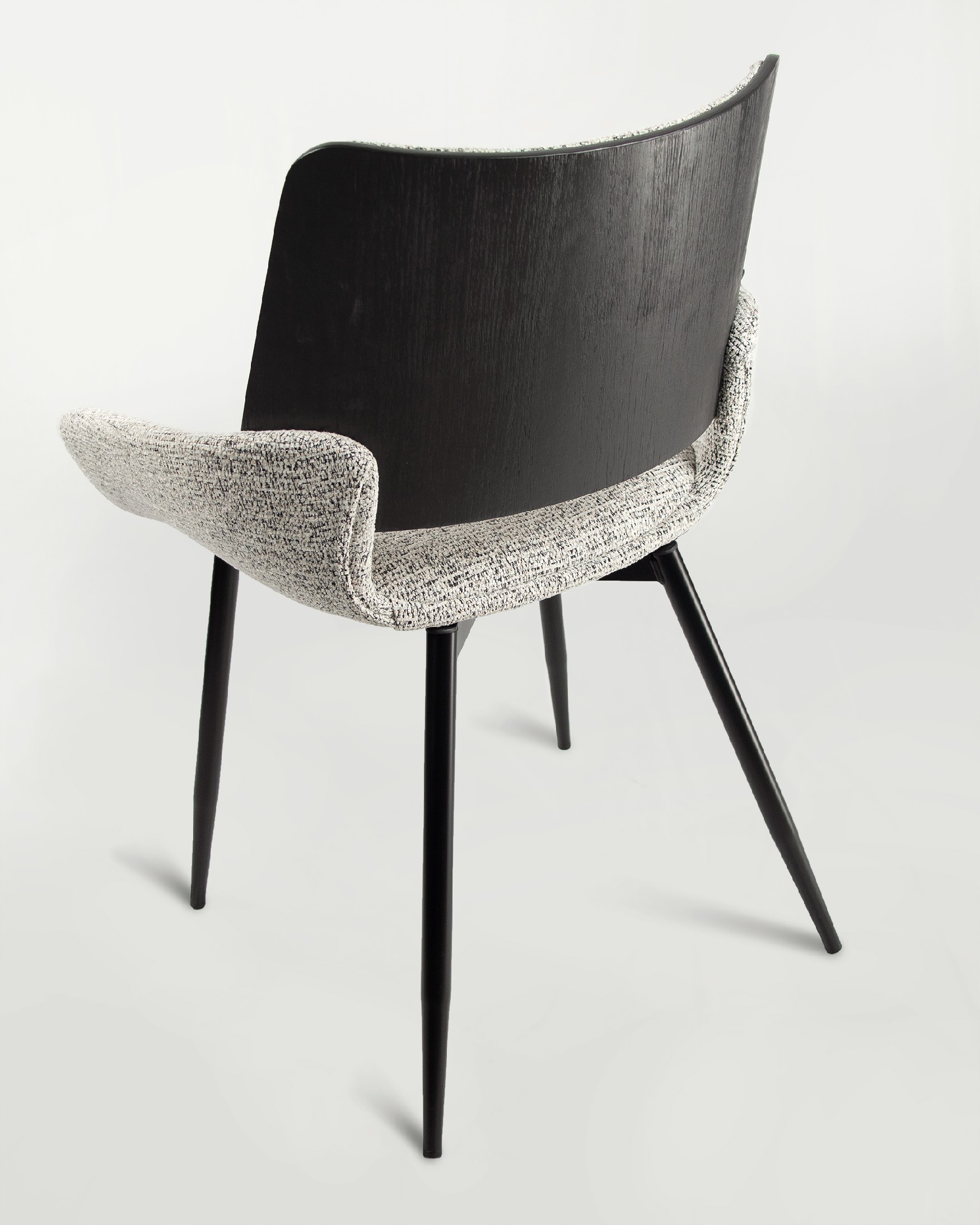 Silla Eva con tapizado jaspe y estructura roble negro