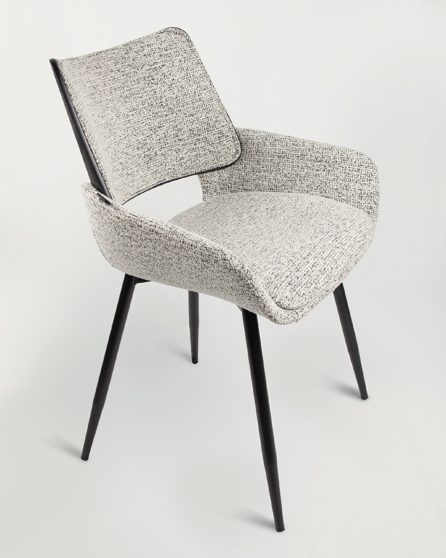 Silla Eva con tapizado jaspe y estructura roble negro