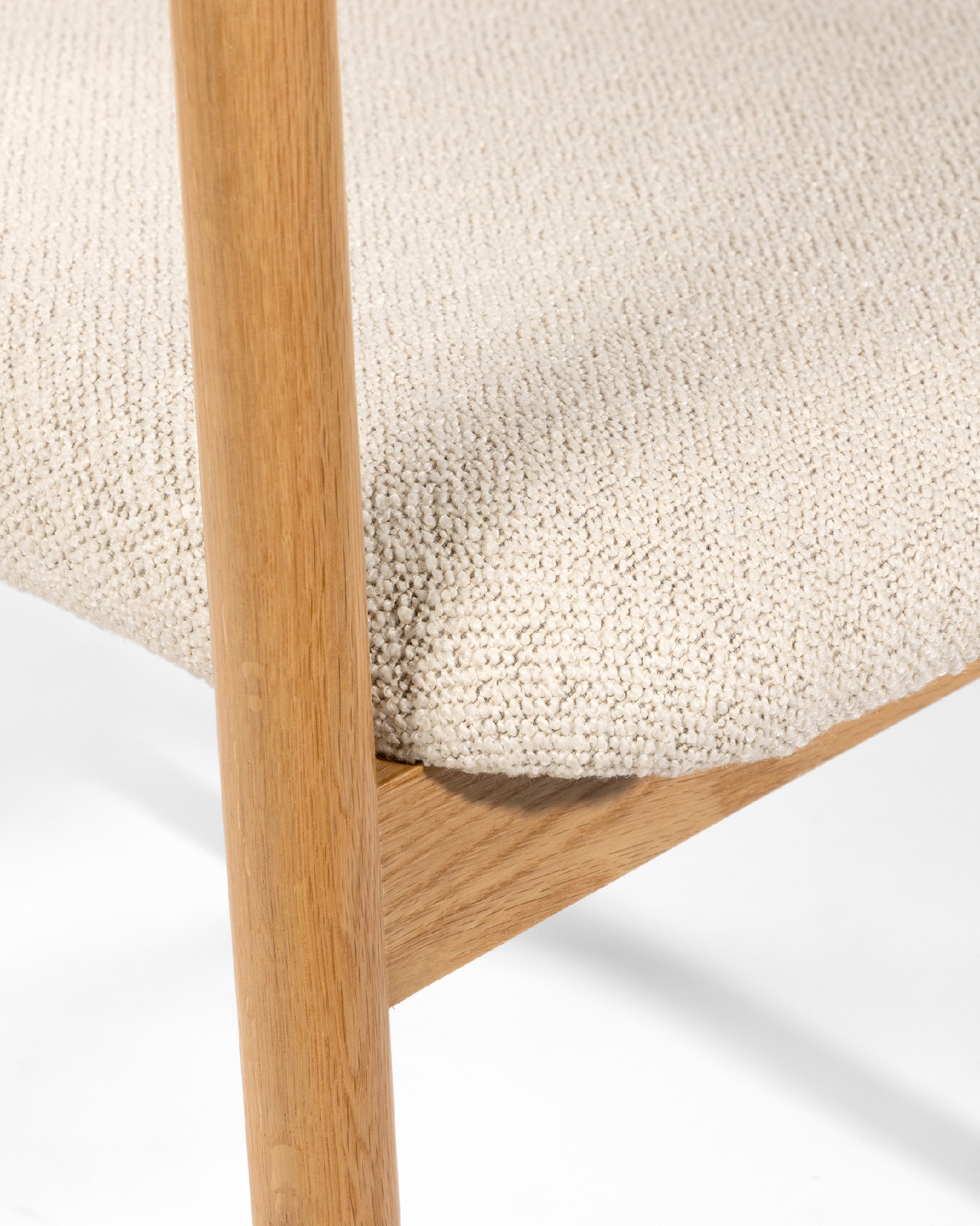 Feng chair with wooden structure and ivory upholstery