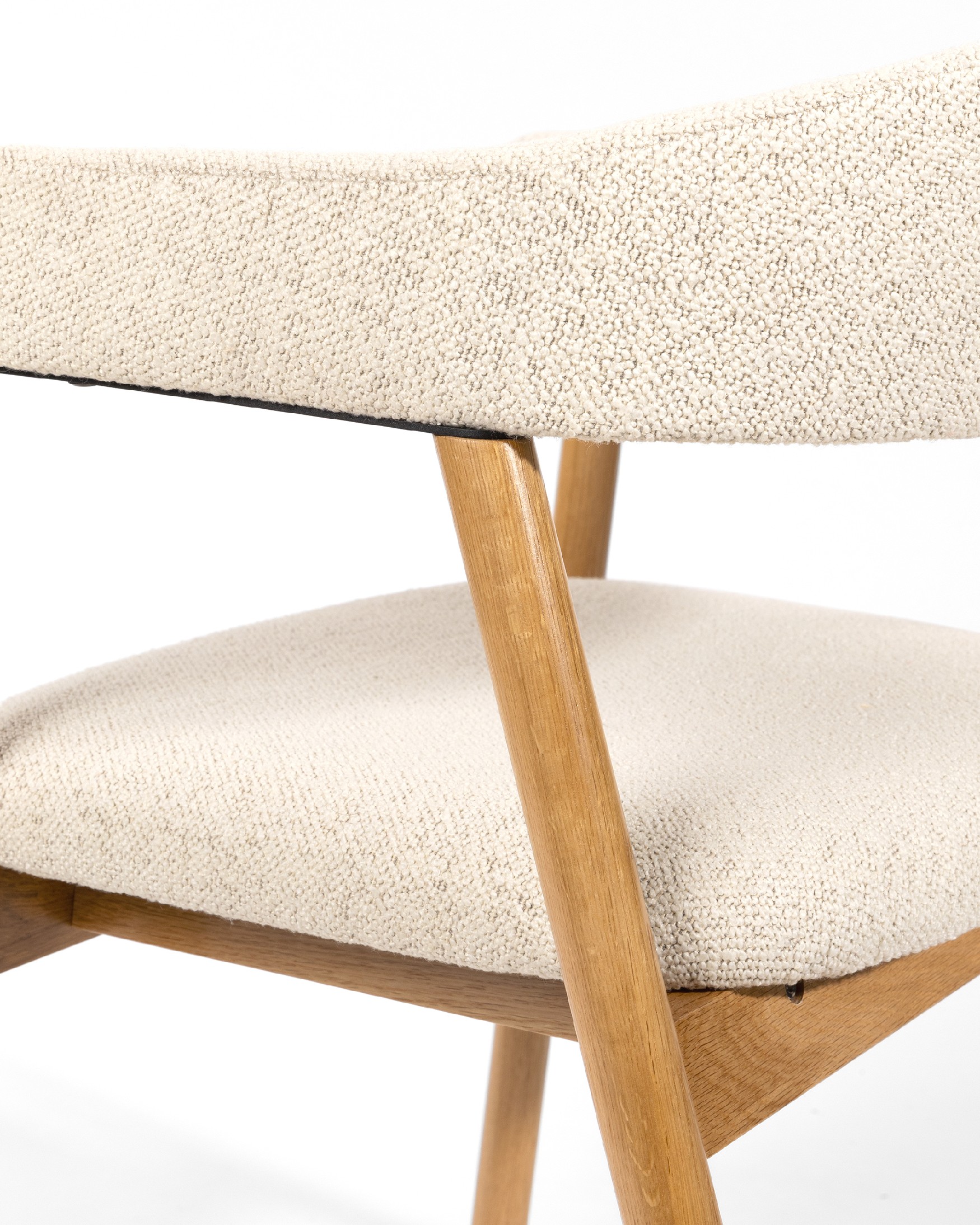 Feng chair with wooden structure and ivory upholstery