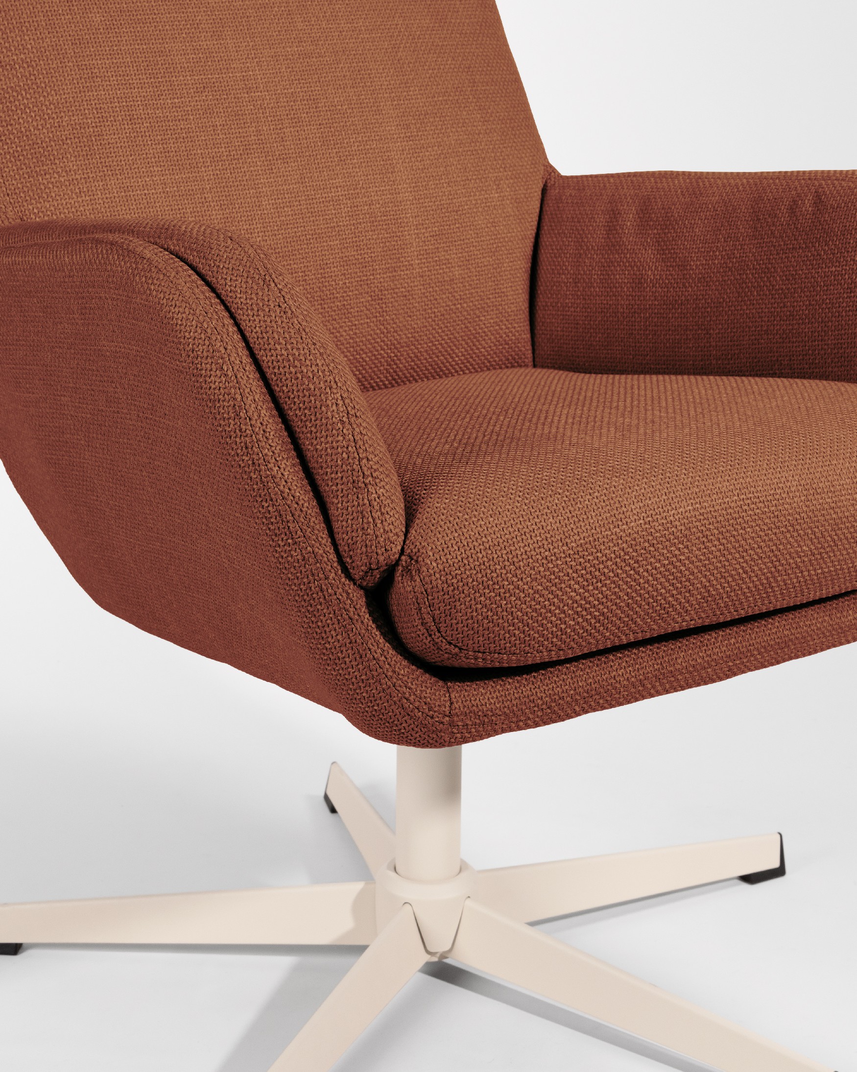 Fauteuil pivotant Figara avec structure ivoire et revêtement terracotta