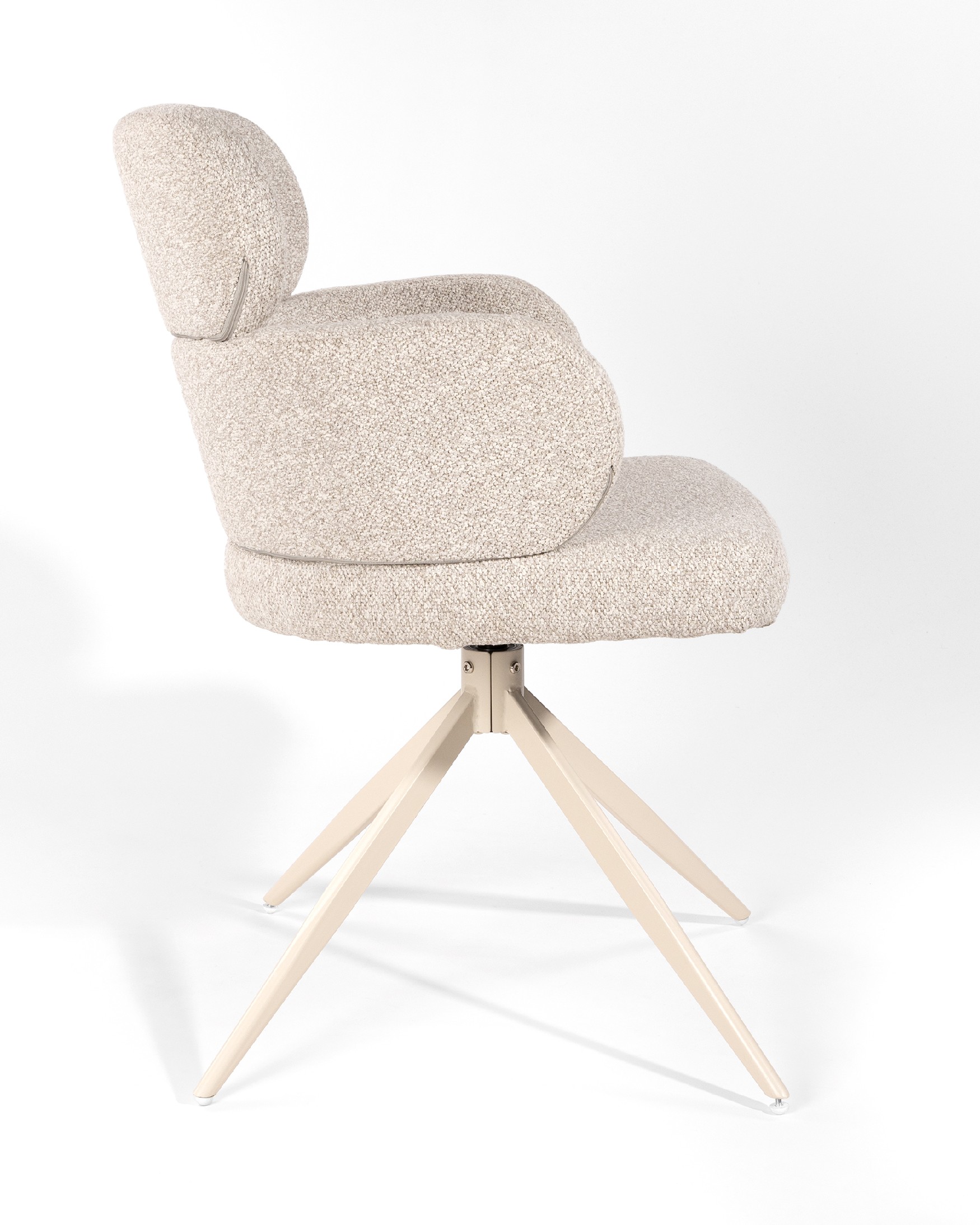 Chaise Florencia pivotante 360º avec revêtement sable et pieds métalliques ivoire