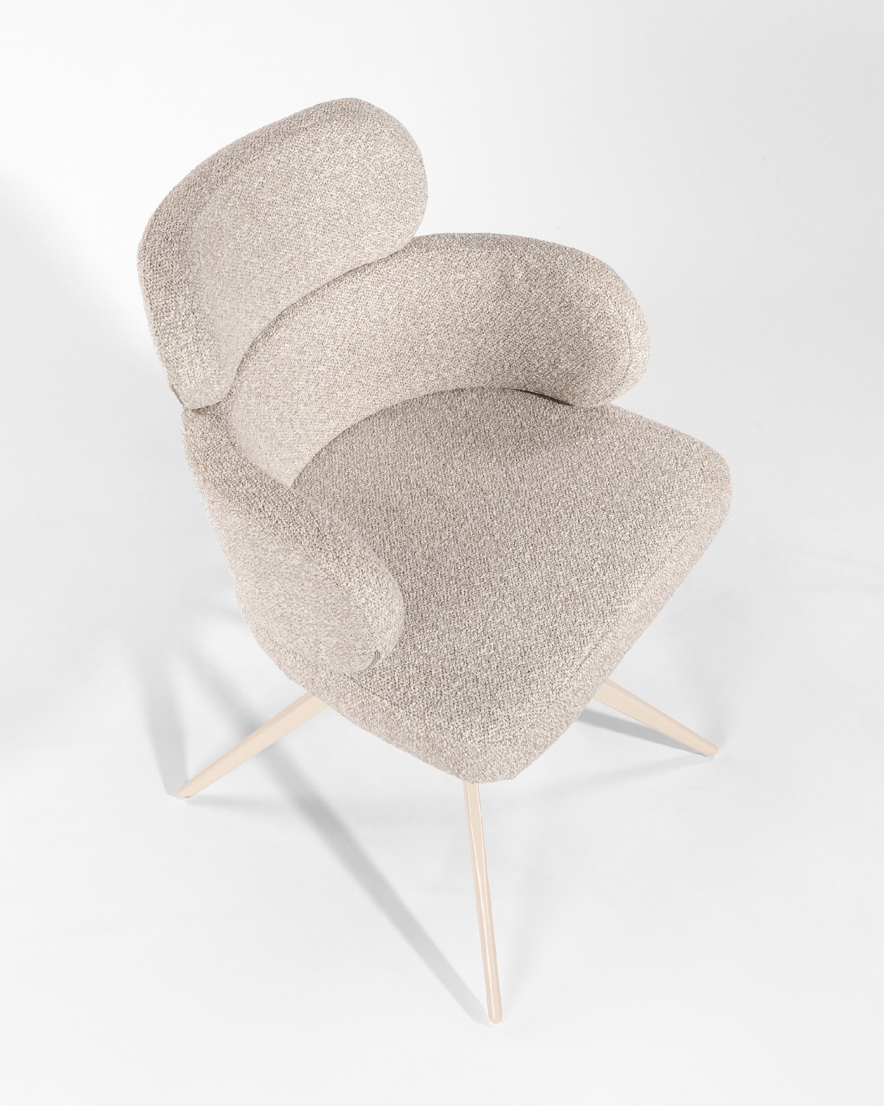 Chaise Florencia pivotante 360º avec revêtement sable et pieds métalliques ivoire