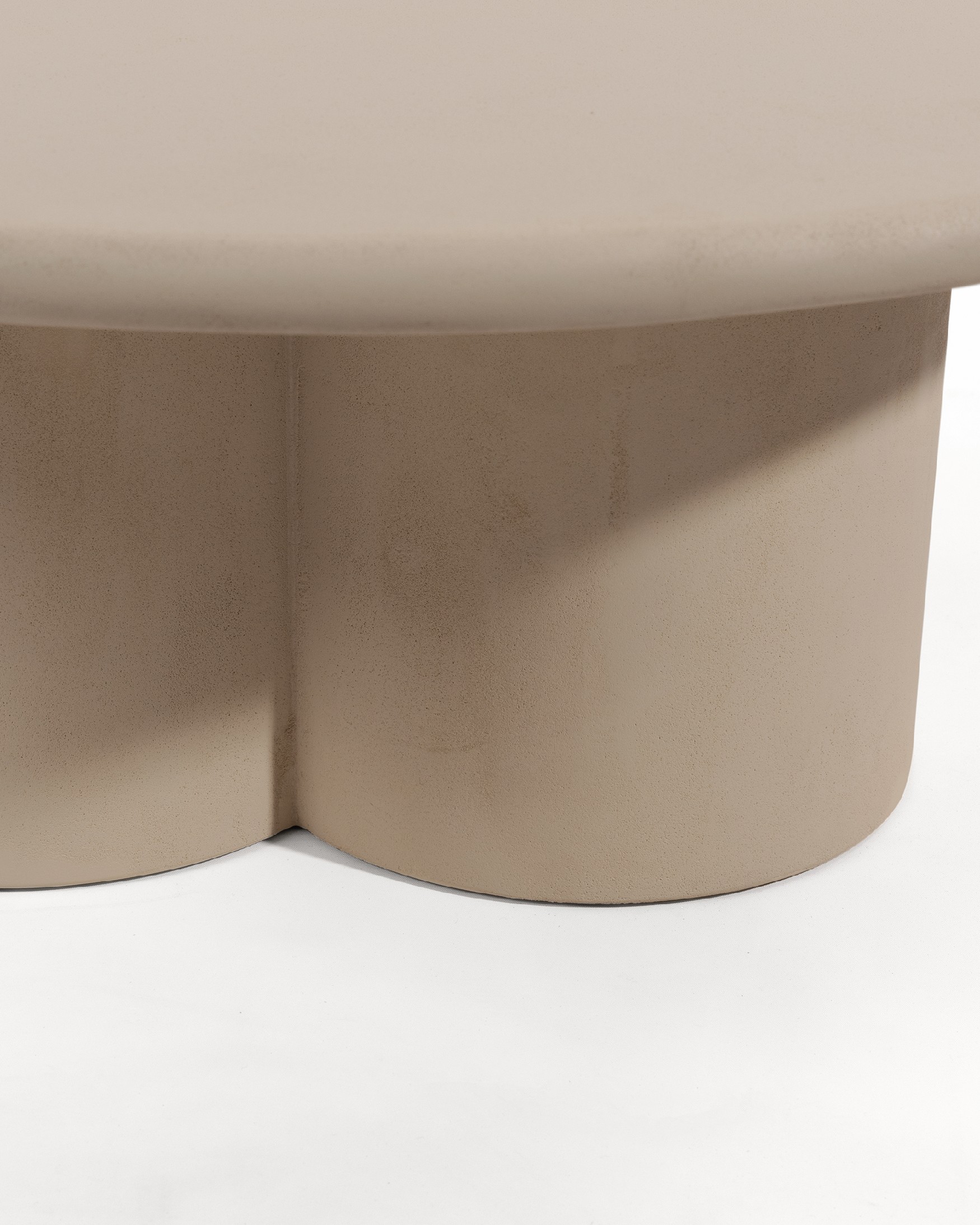 Mesa auxiliar Gaia redonda de MDF con acabado de microcemento moka Ø 80 cm