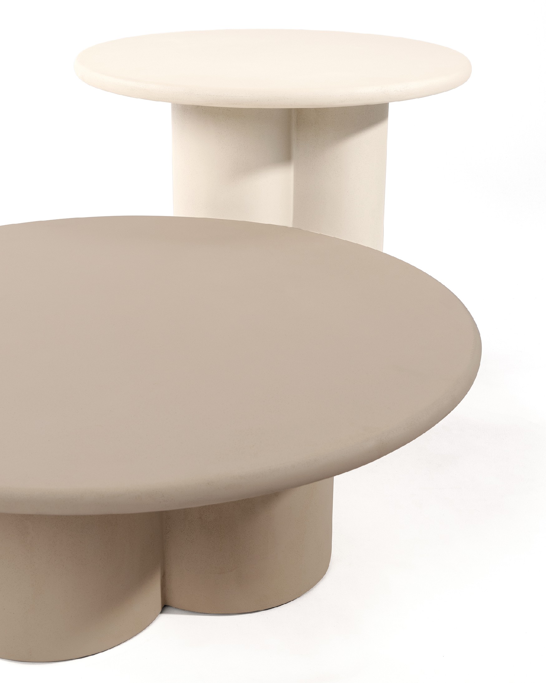 Mesa auxiliar Gaia redonda de MDF con acabado de microcemento moka Ø 80 cm
