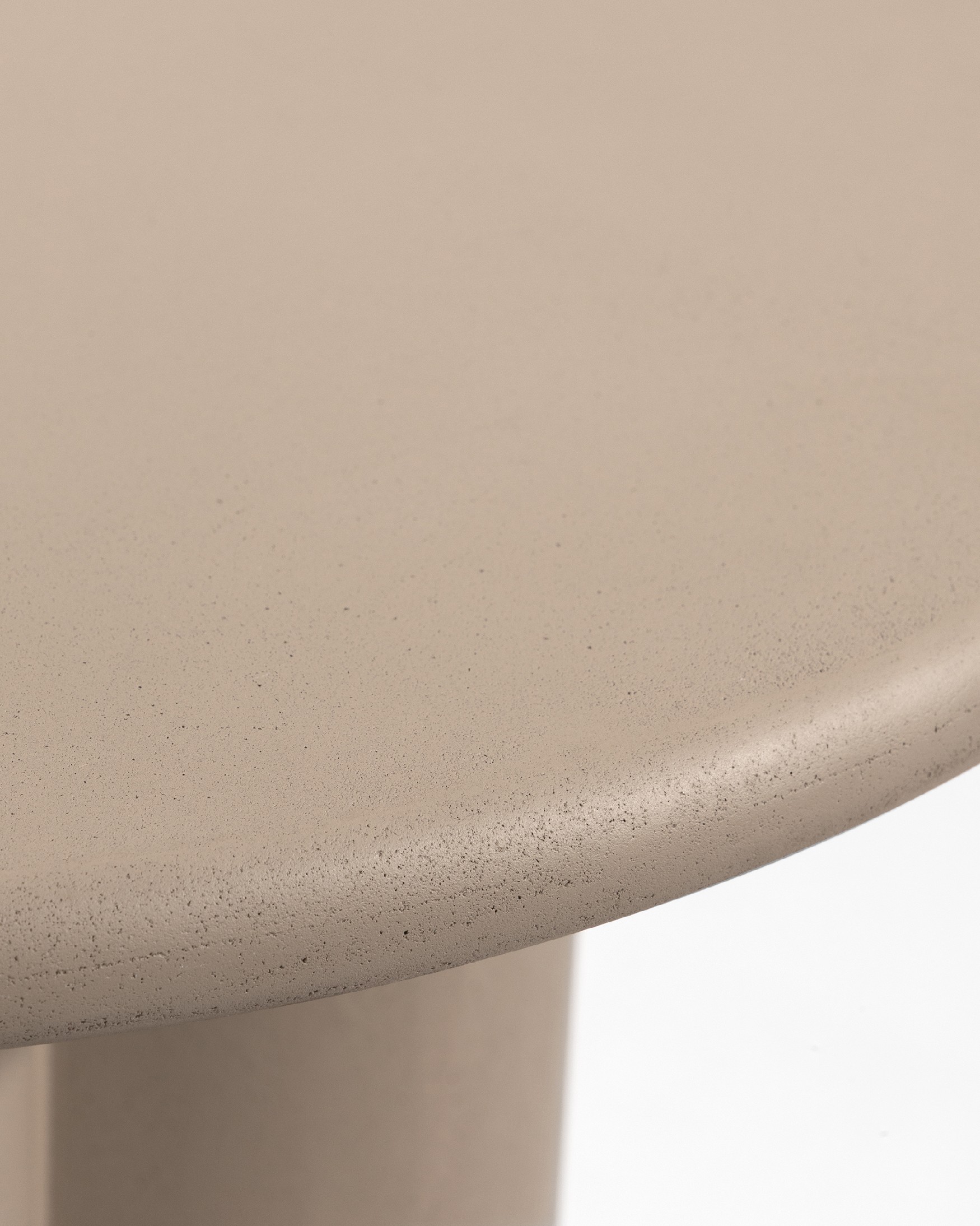 Mesa auxiliar Gaia redonda de MDF con acabado de microcemento moka Ø 60 cm