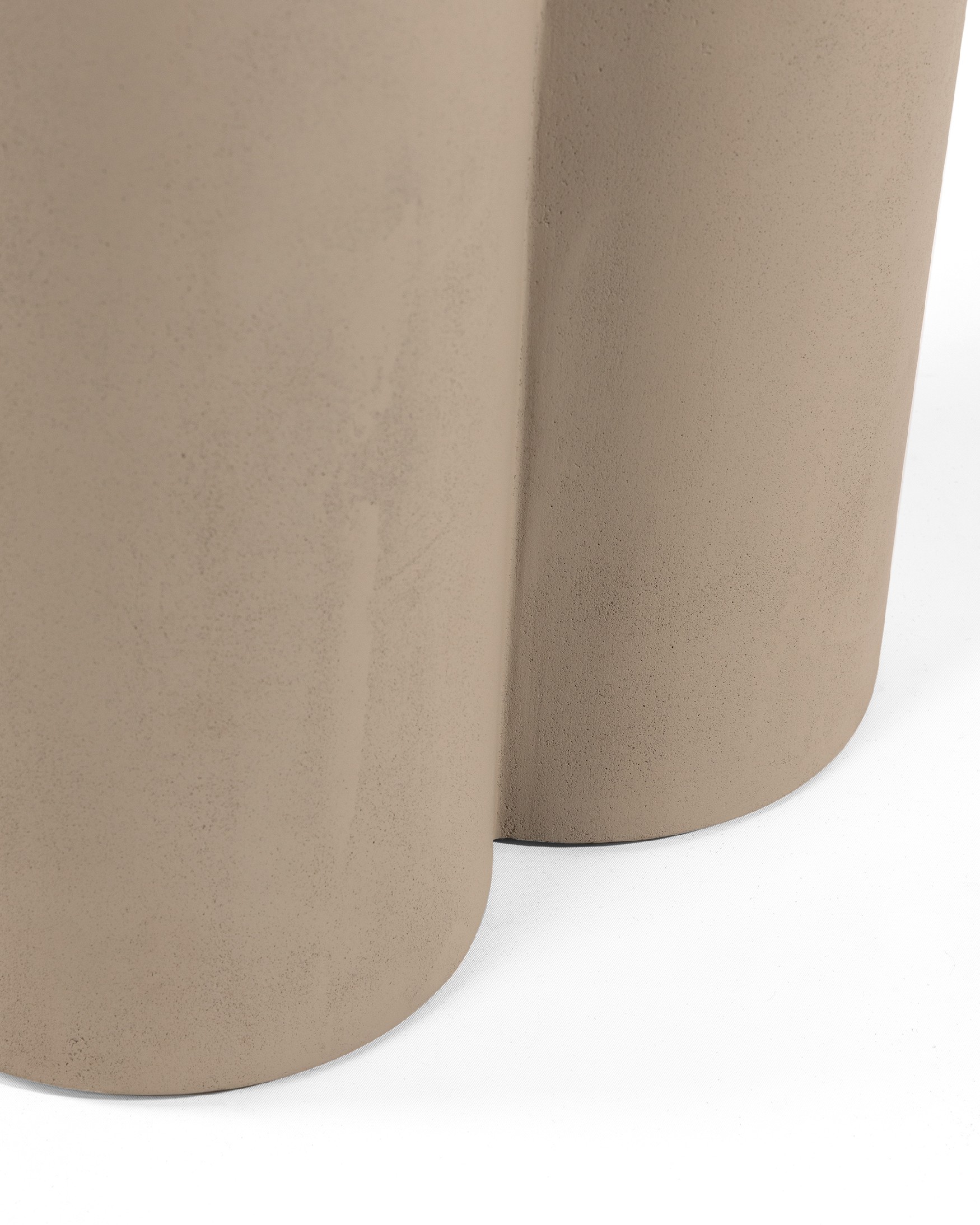 Mesa auxiliar Gaia redonda de MDF con acabado de microcemento moka Ø 60 cm
