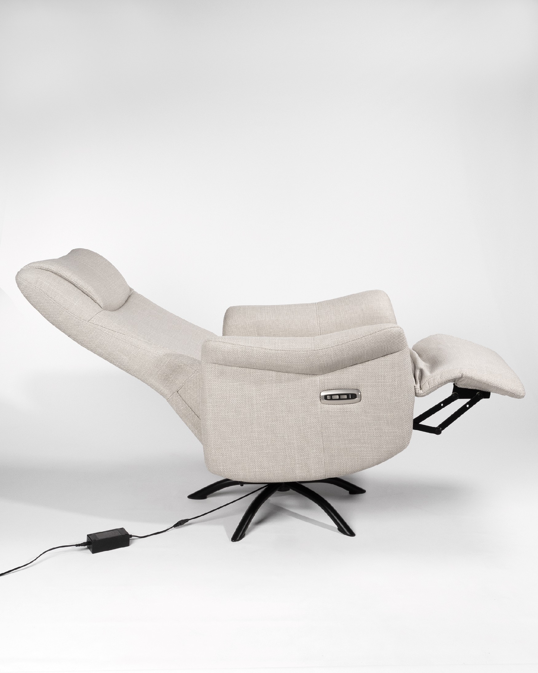 Fauteuil relax électrique pivotant Gala avec revêtement perle et pied en métal noir (2 moteurs)