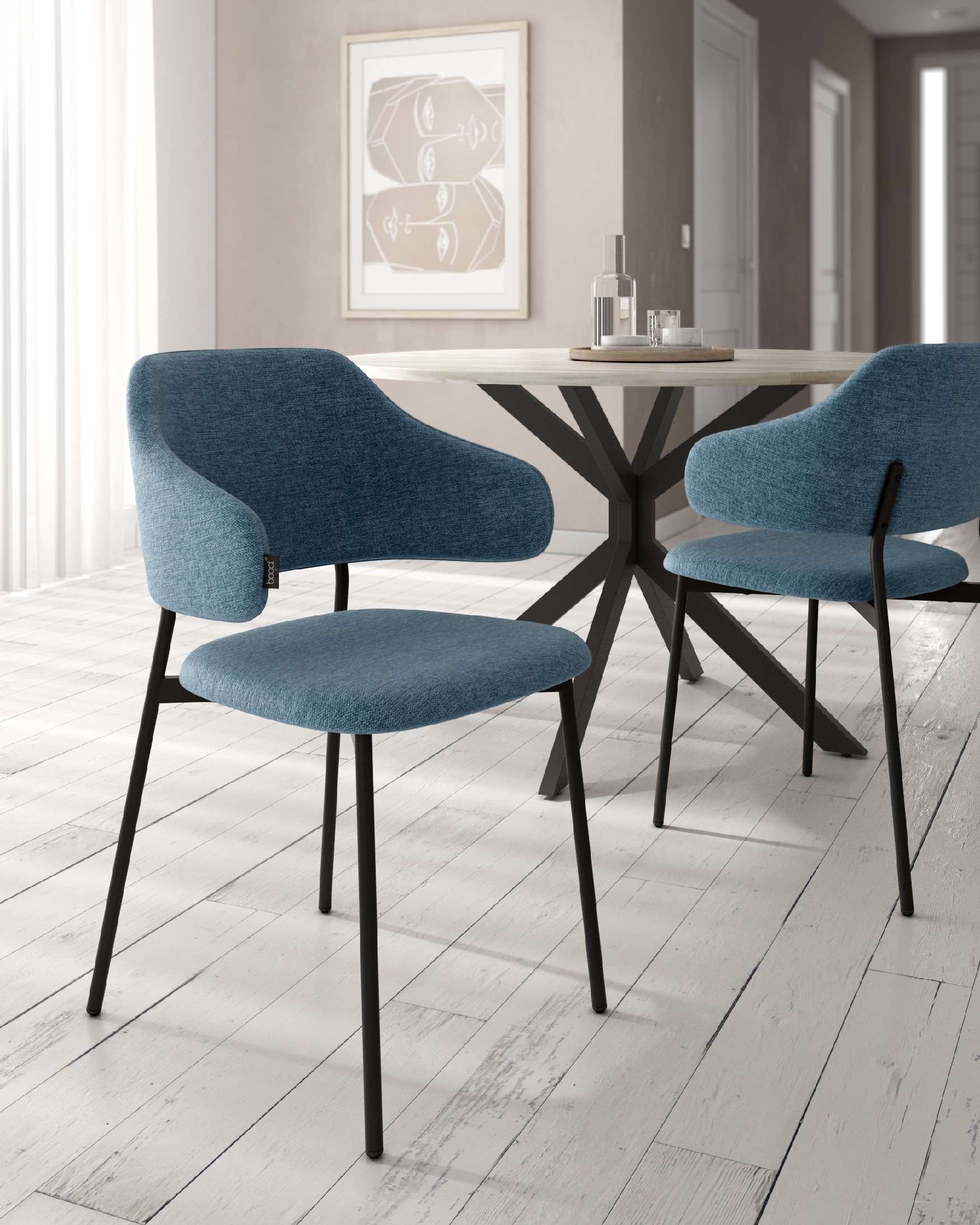 Chaise Gante avec un revêtement bleu et des pieds métalliques noirs