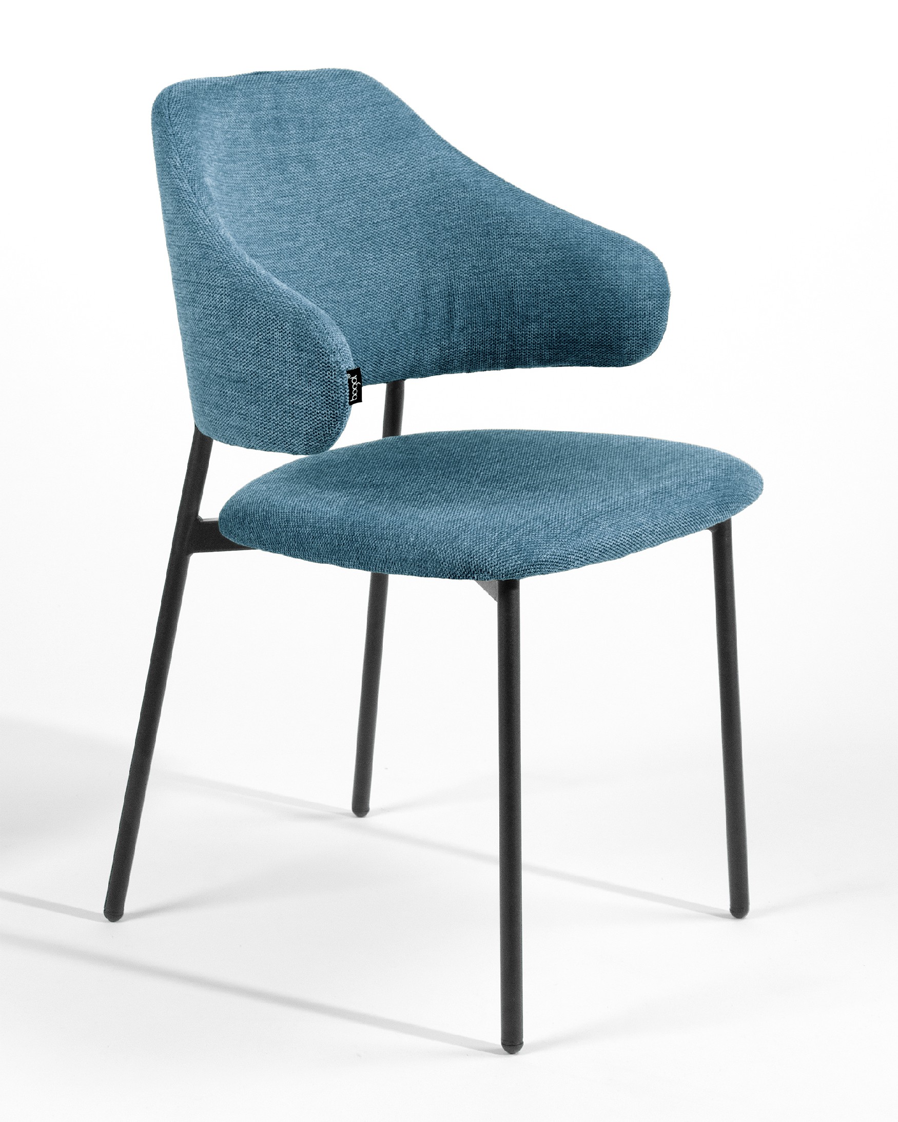 Chaise Gante avec un revêtement bleu et des pieds métalliques noirs