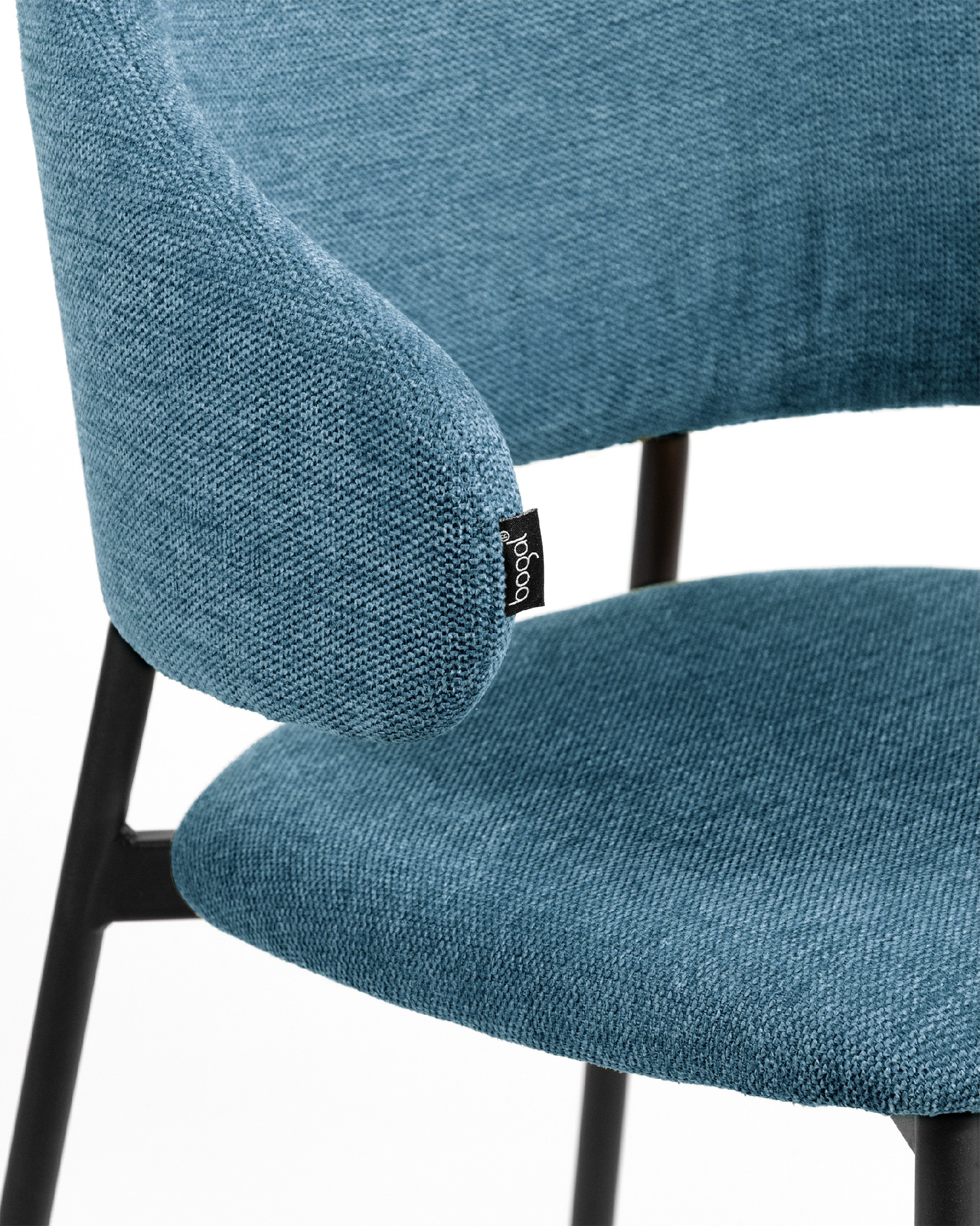 Chaise Gante avec un revêtement bleu et des pieds métalliques noirs