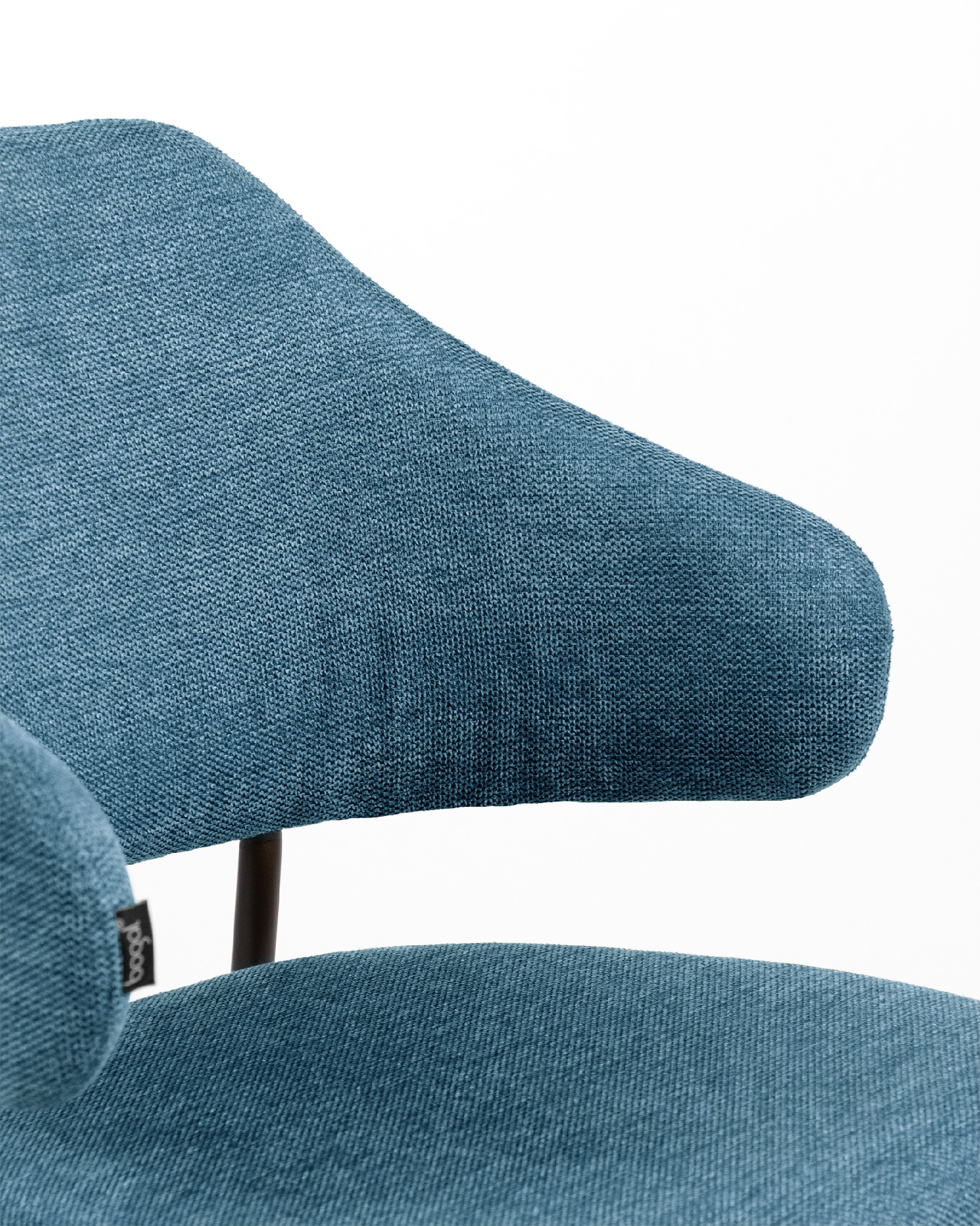 Chaise Gante avec un revêtement bleu et des pieds métalliques noirs