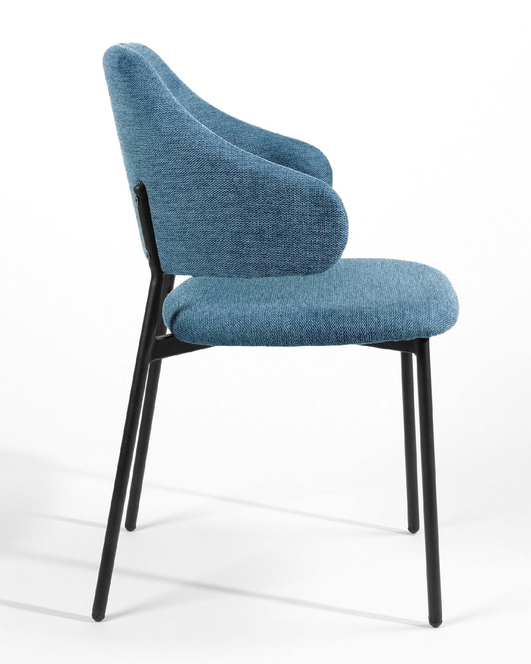 Chaise Gante avec un revêtement bleu et des pieds métalliques noirs