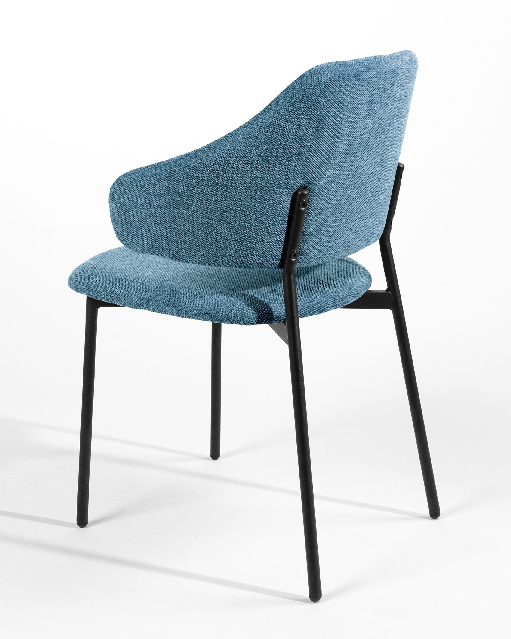 Chaise Gante avec un revêtement bleu et des pieds métalliques noirs