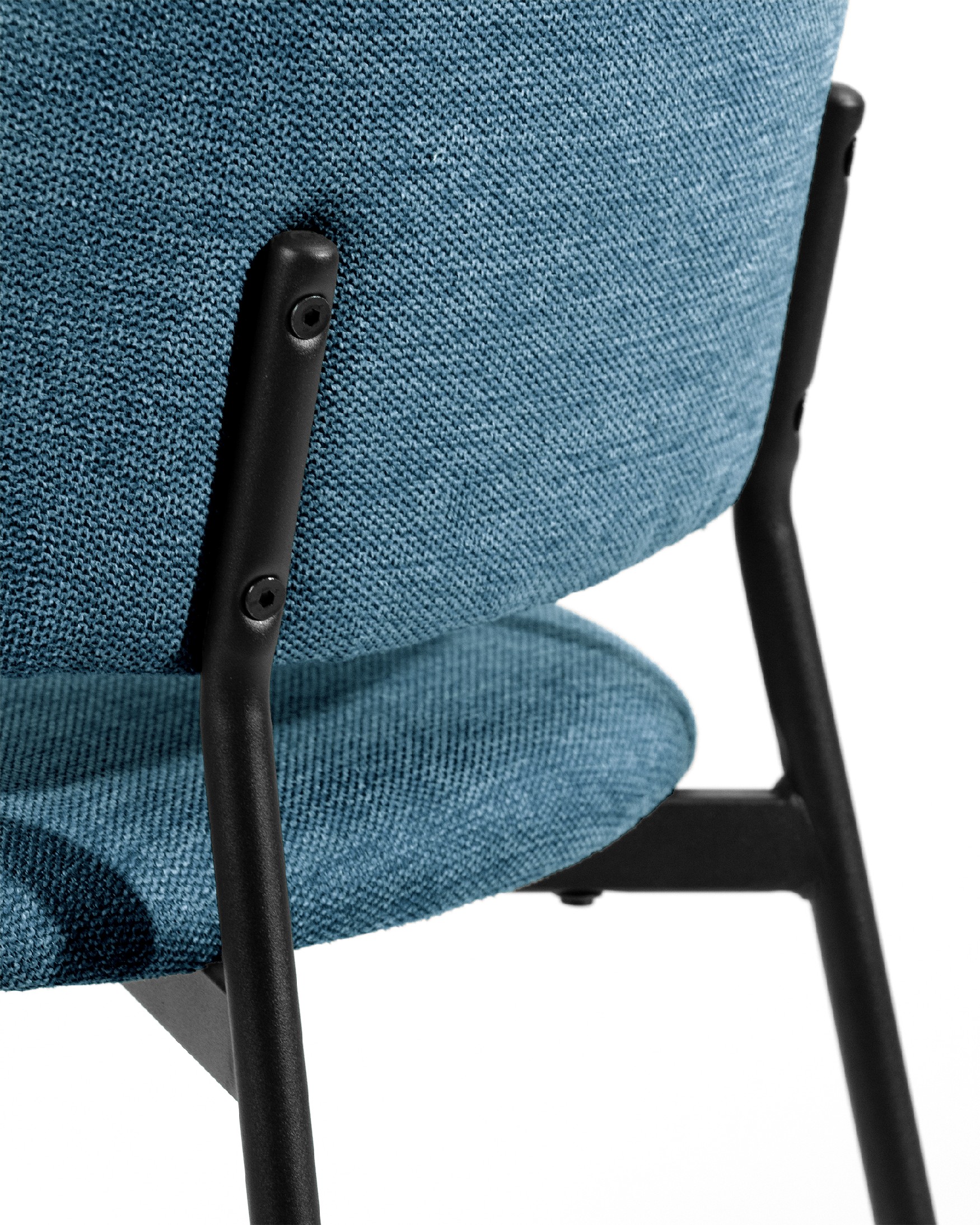 Chaise Gante avec un revêtement bleu et des pieds métalliques noirs