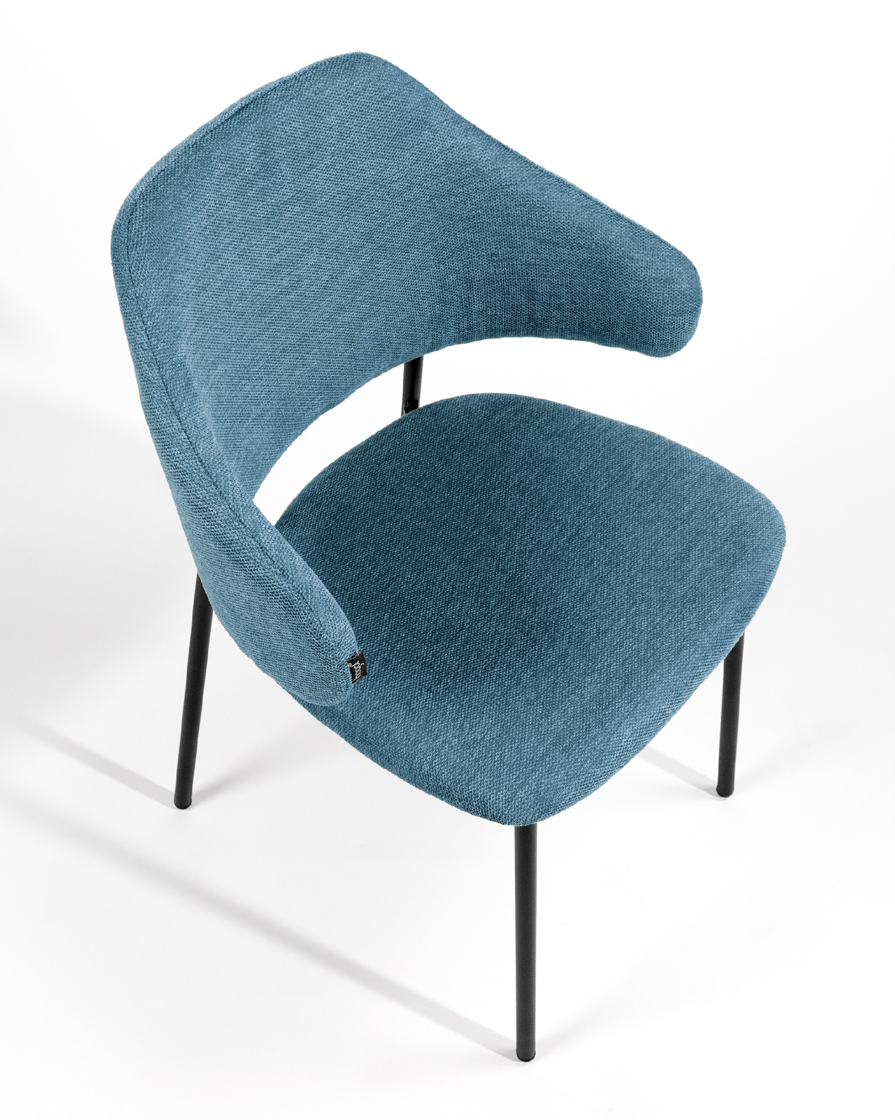Chaise Gante avec un revêtement bleu et des pieds métalliques noirs