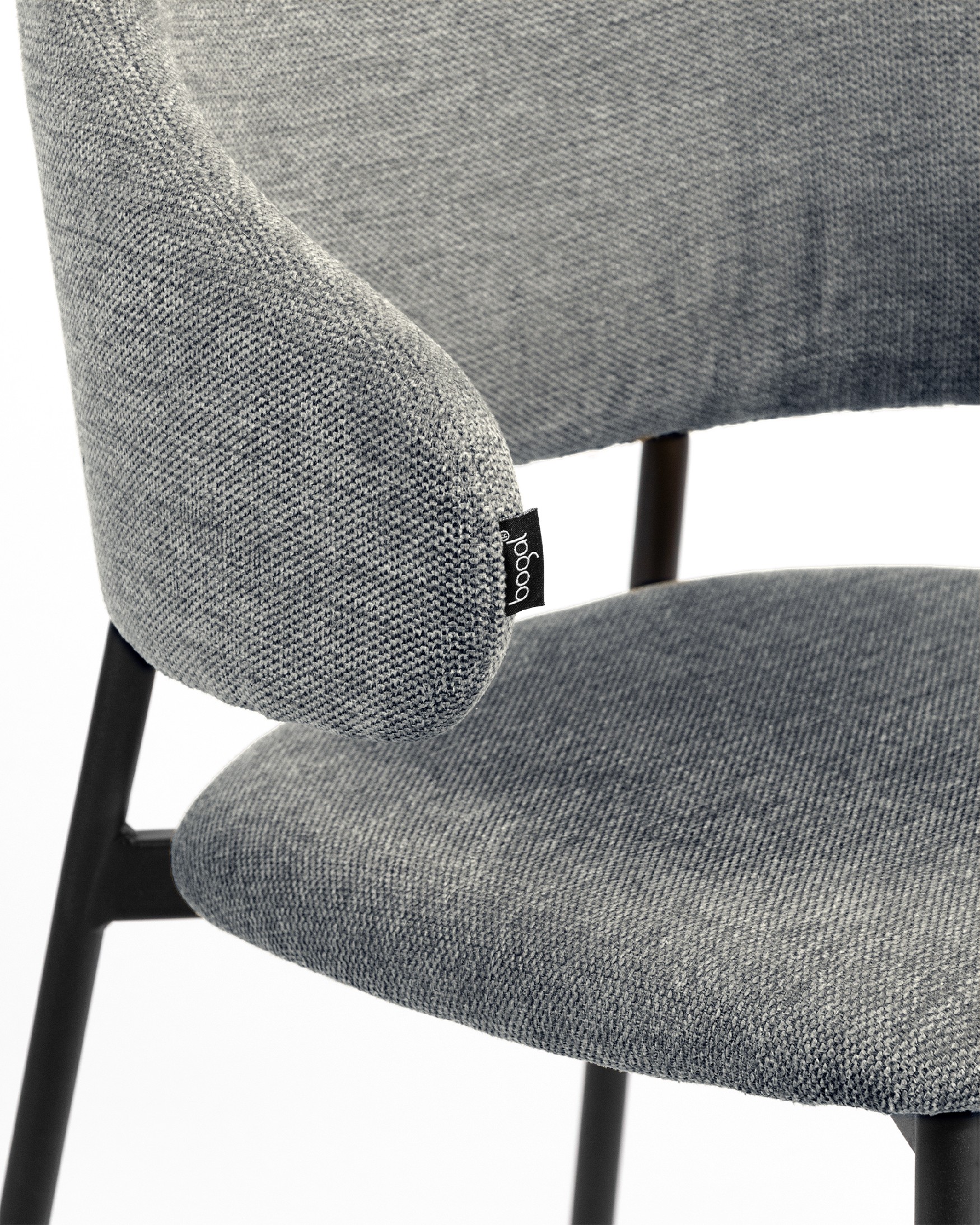 Silla Gante con tapizado gris y patas metálicas negras