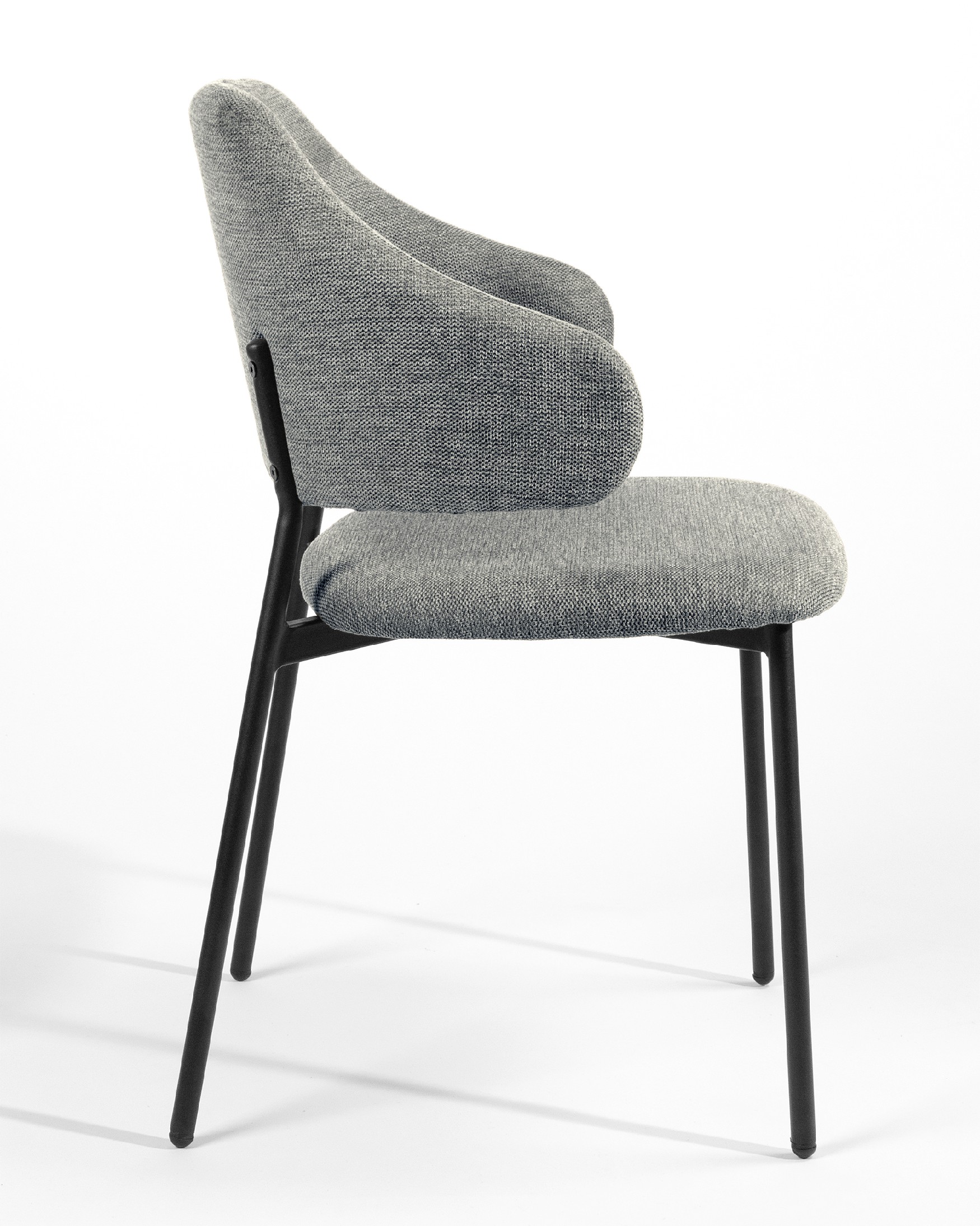 Silla Gante con tapizado gris y patas metálicas negras