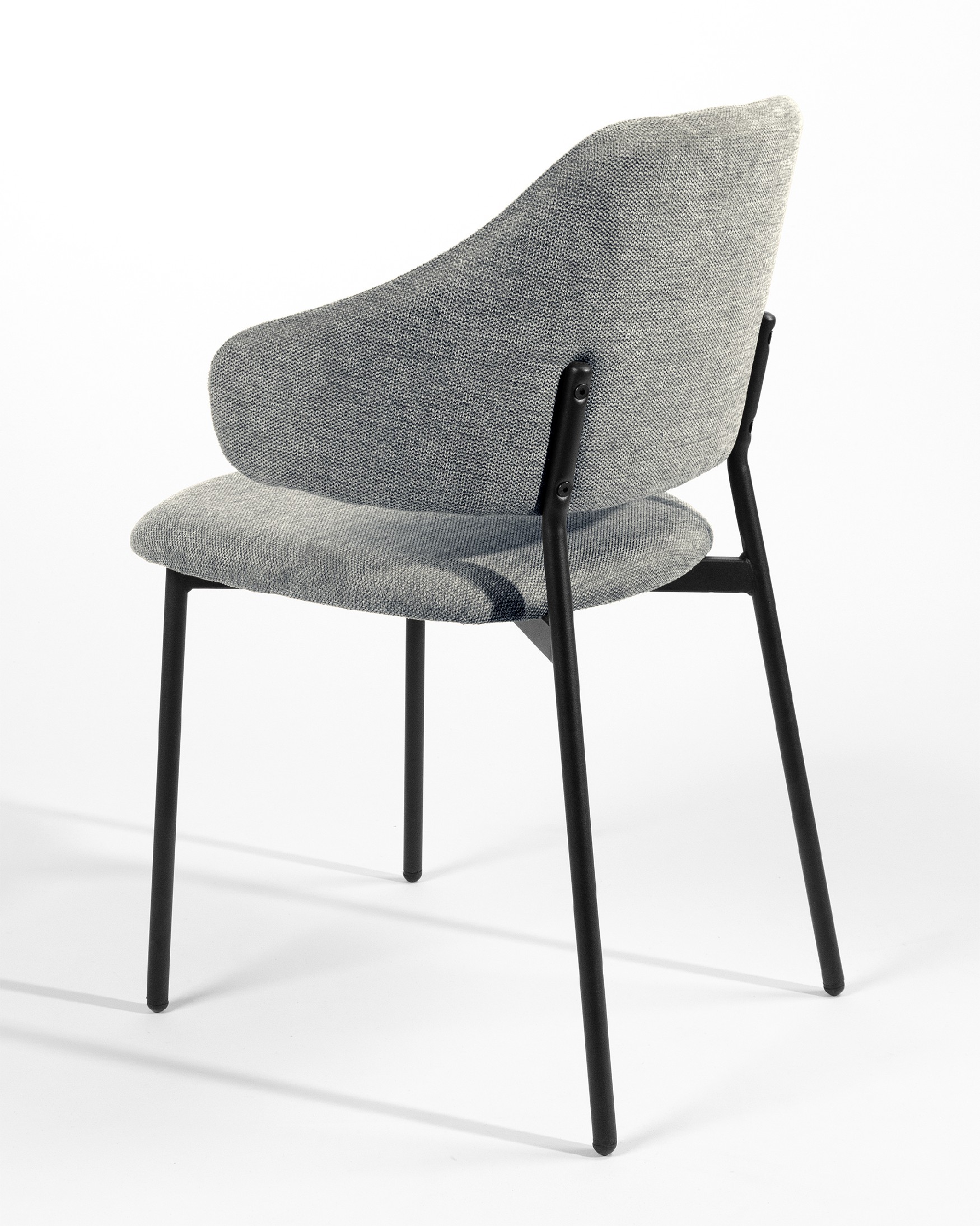Silla Gante con tapizado gris y patas metálicas negras