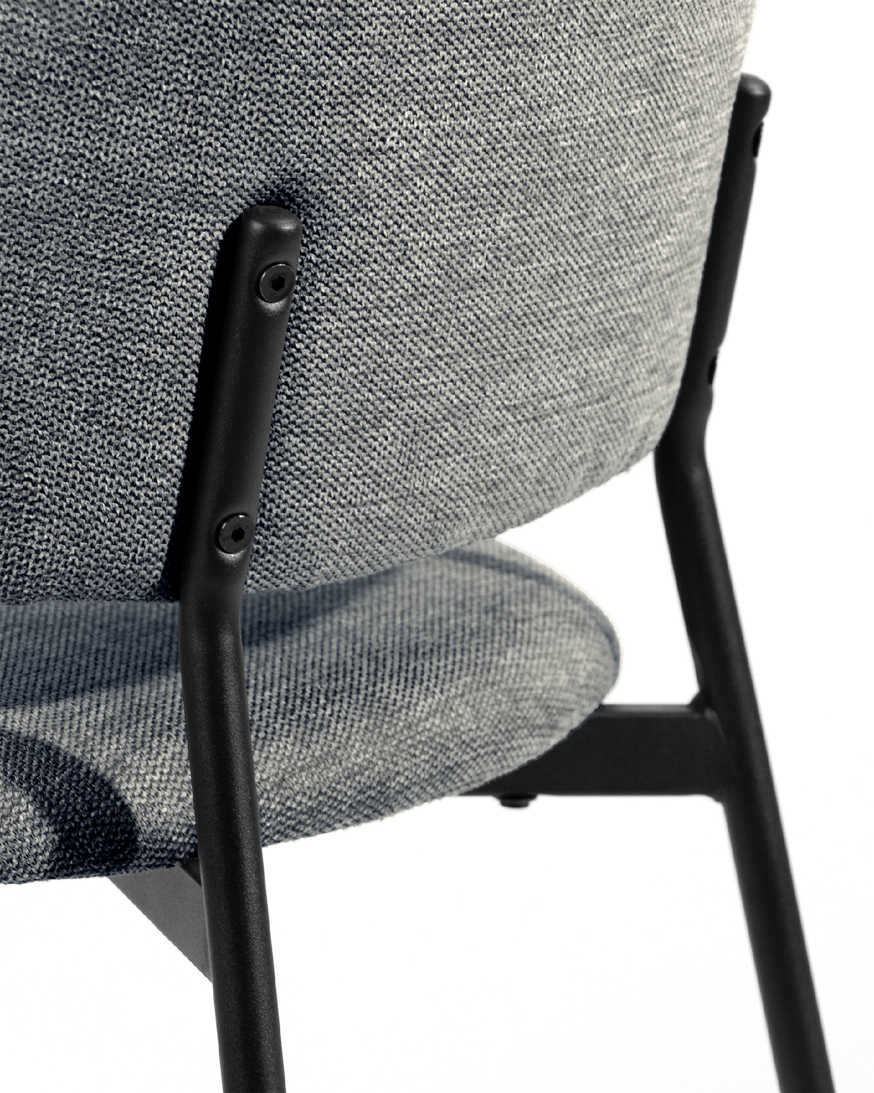 Silla Gante con tapizado gris y patas metálicas negras