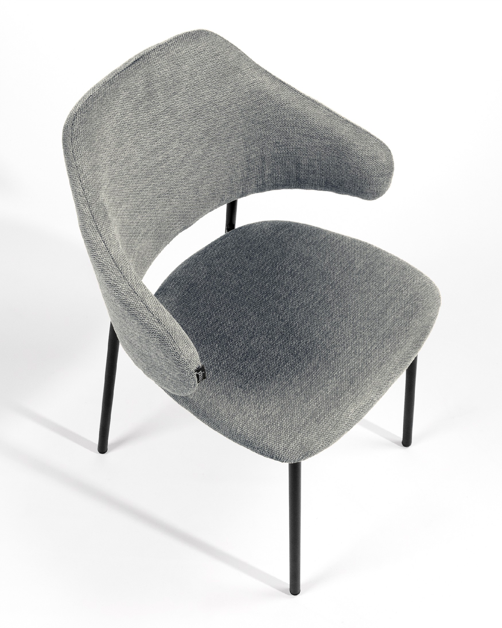 Silla Gante con tapizado gris y patas metálicas negras