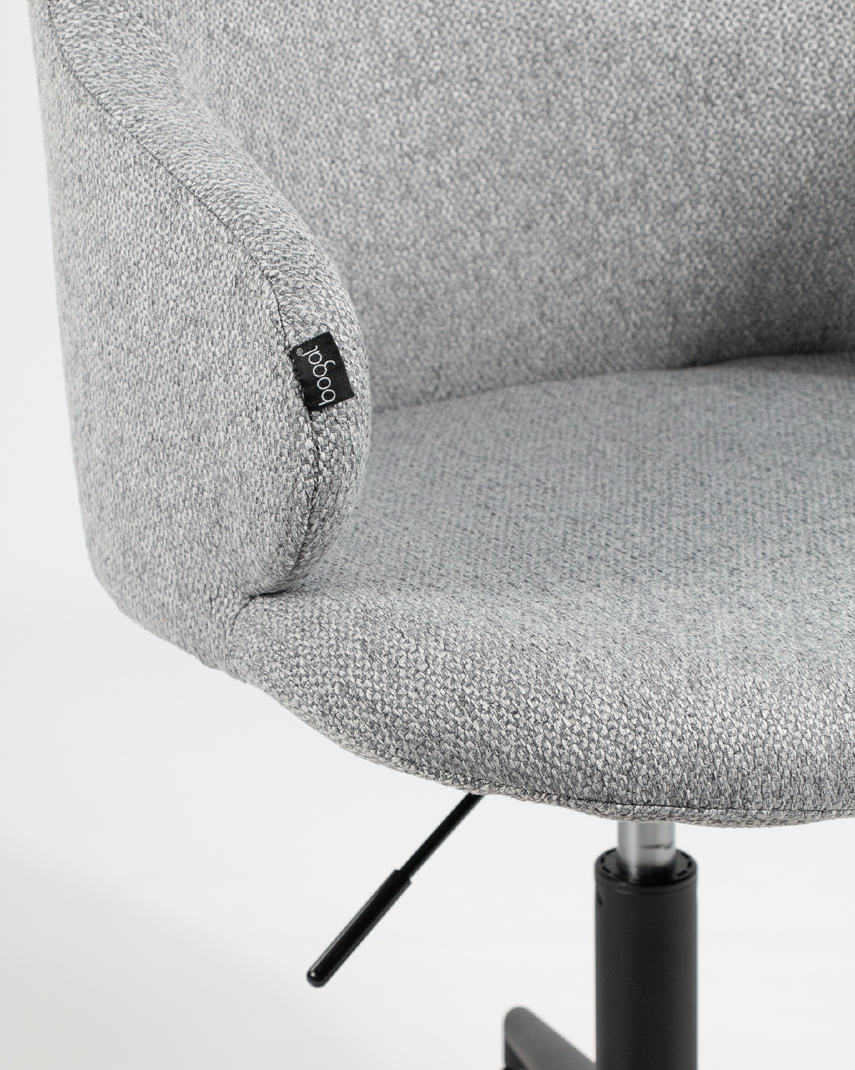 Chaise Glasgow avec revêtement gris et pieds métalliques noirs