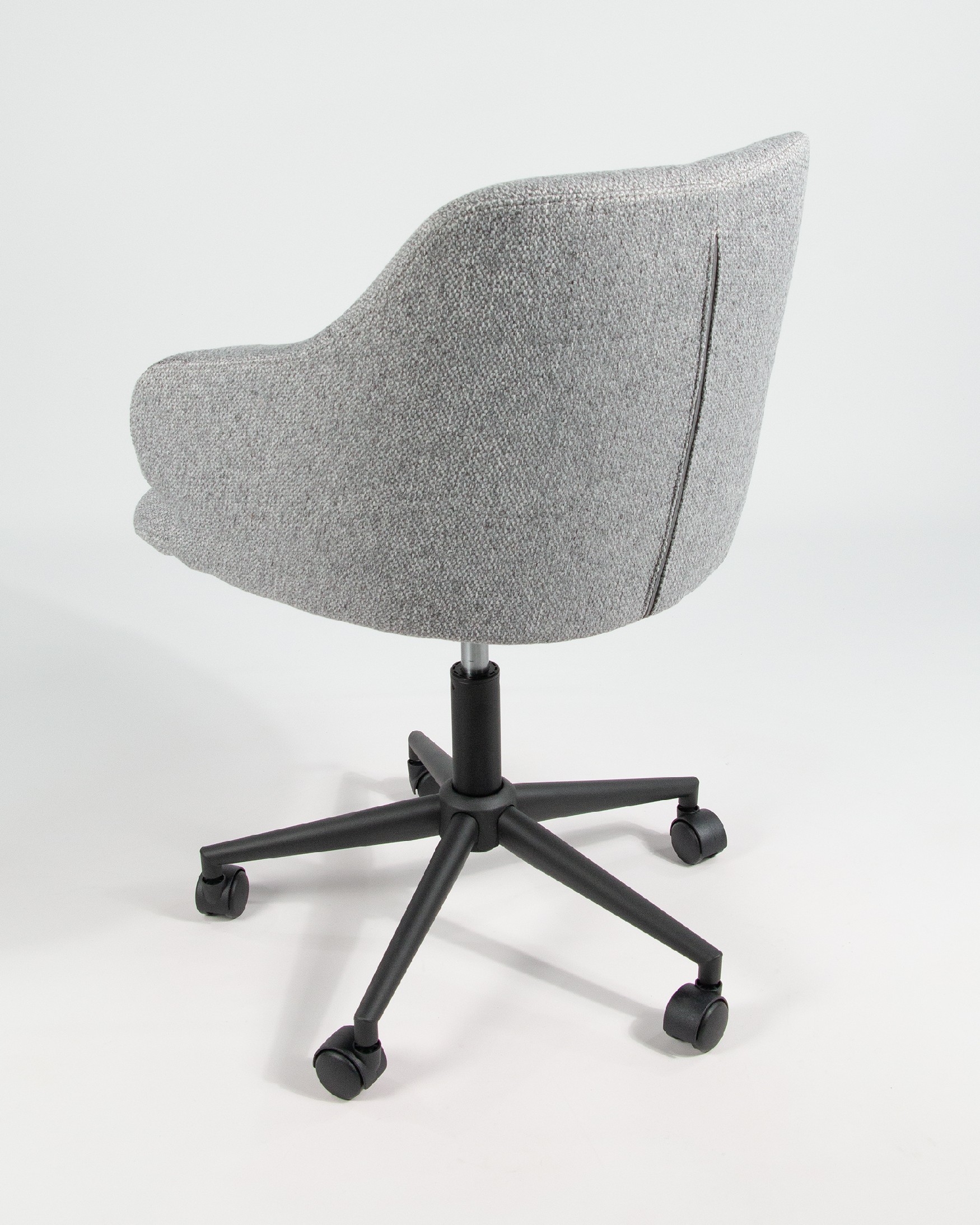 Chaise Glasgow avec revêtement gris et pieds métalliques noirs