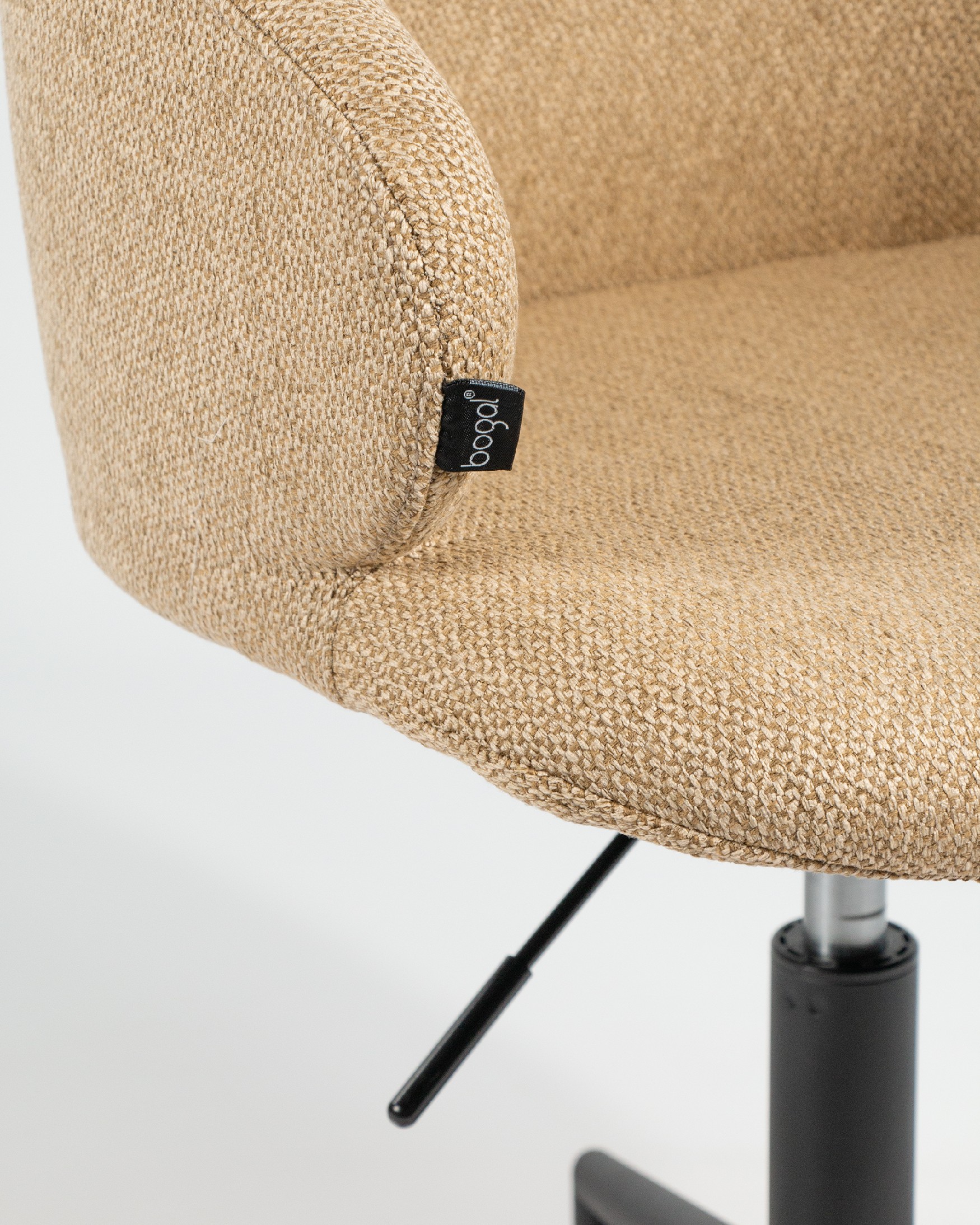 Silla Glasgow con tapizado mostaza y patas metálicas negras