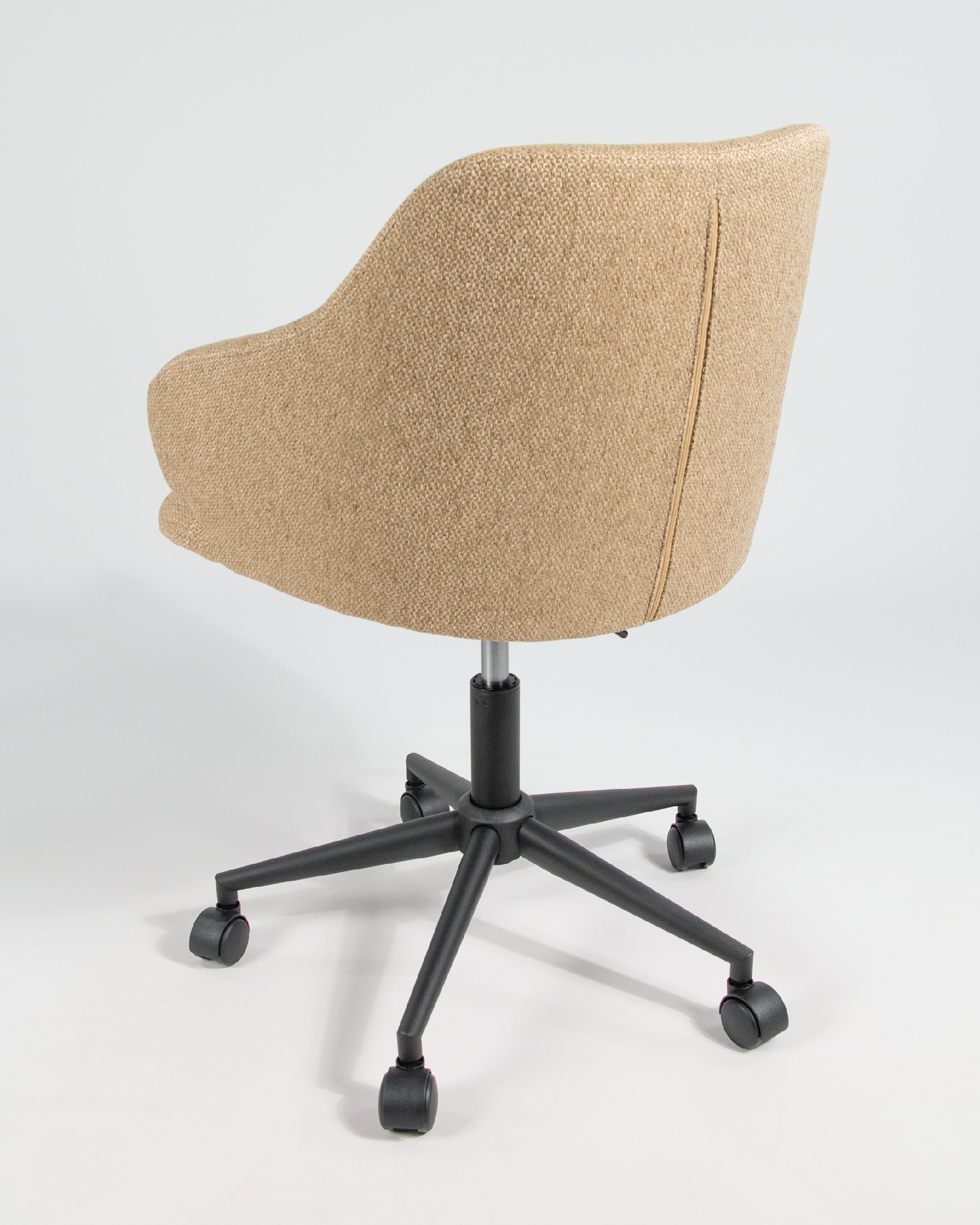 Silla Glasgow con tapizado mostaza y patas metálicas negras