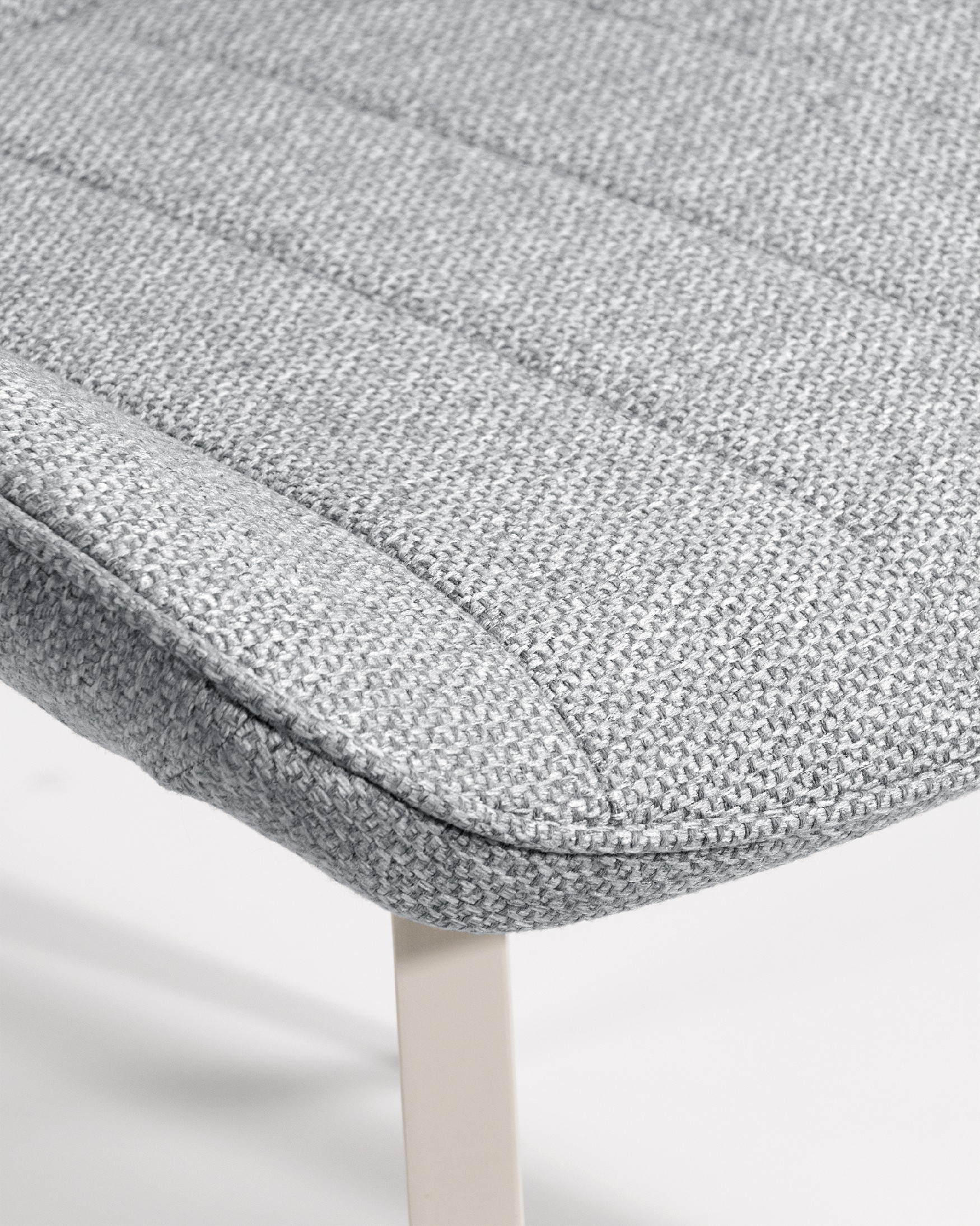 Chaise Helsinki avec rembourrage gris et pieds en métal ivoire