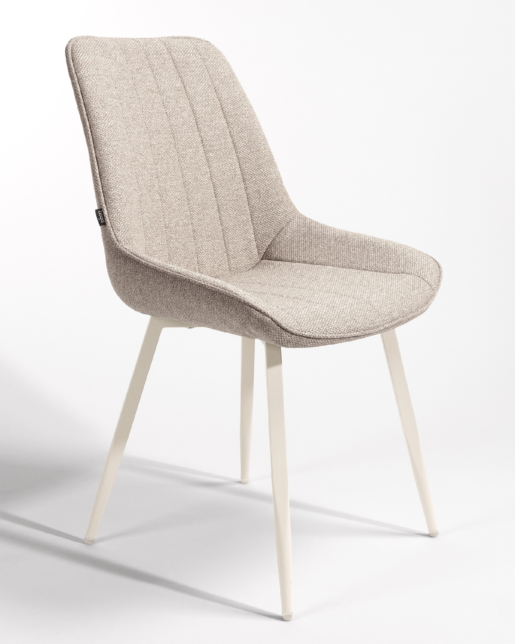 Chaise Helsinki avec un revêtement marron et des pieds métalliques ivoire