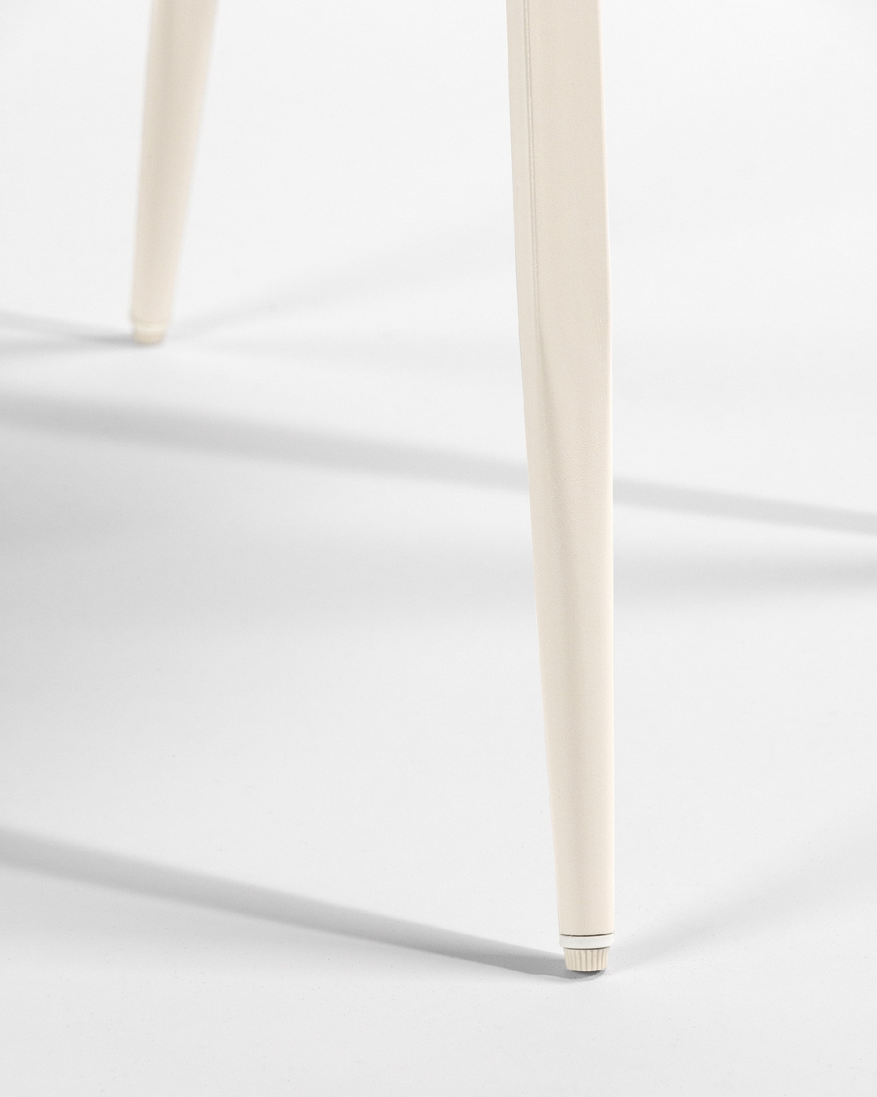 Chaise Helsinki avec un revêtement marron et des pieds métalliques ivoire