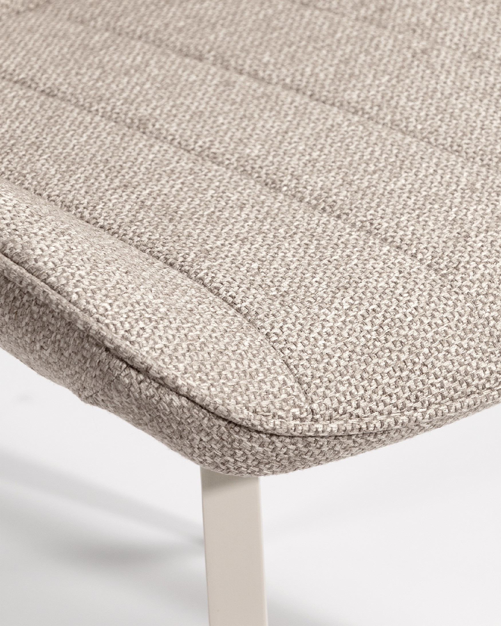 Chaise Helsinki avec un revêtement marron et des pieds métalliques ivoire