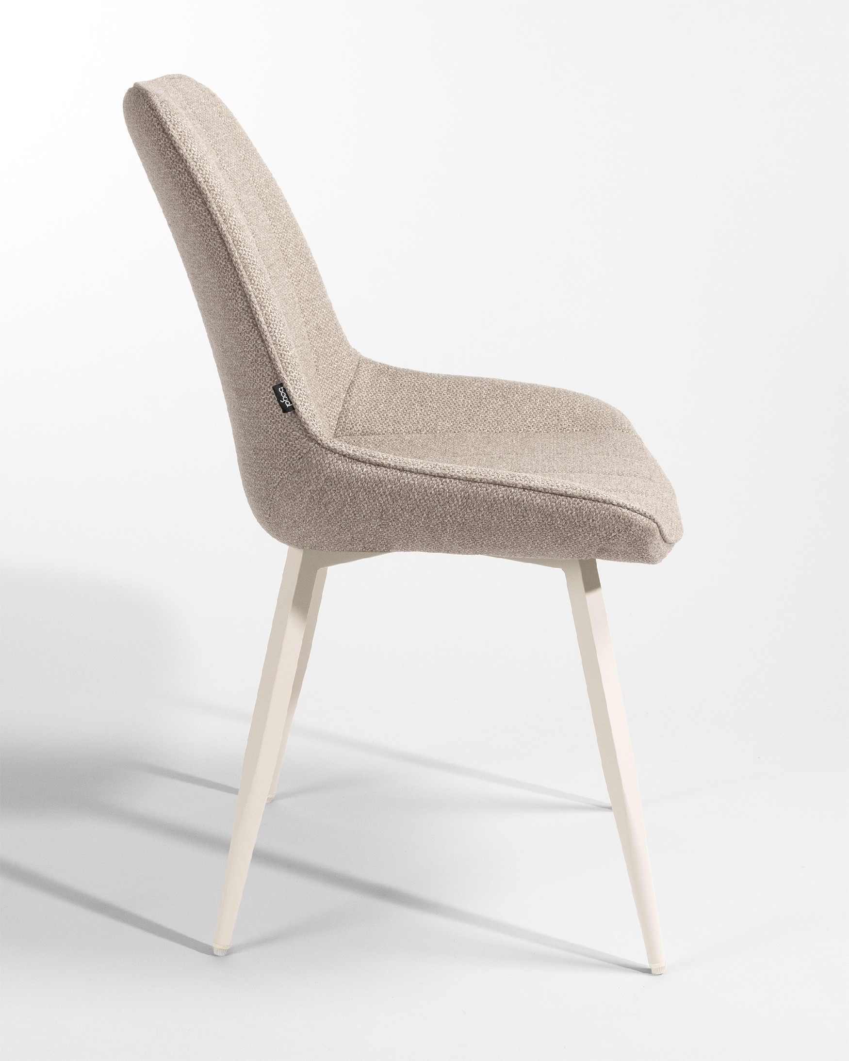 Chaise Helsinki avec un revêtement marron et des pieds métalliques ivoire