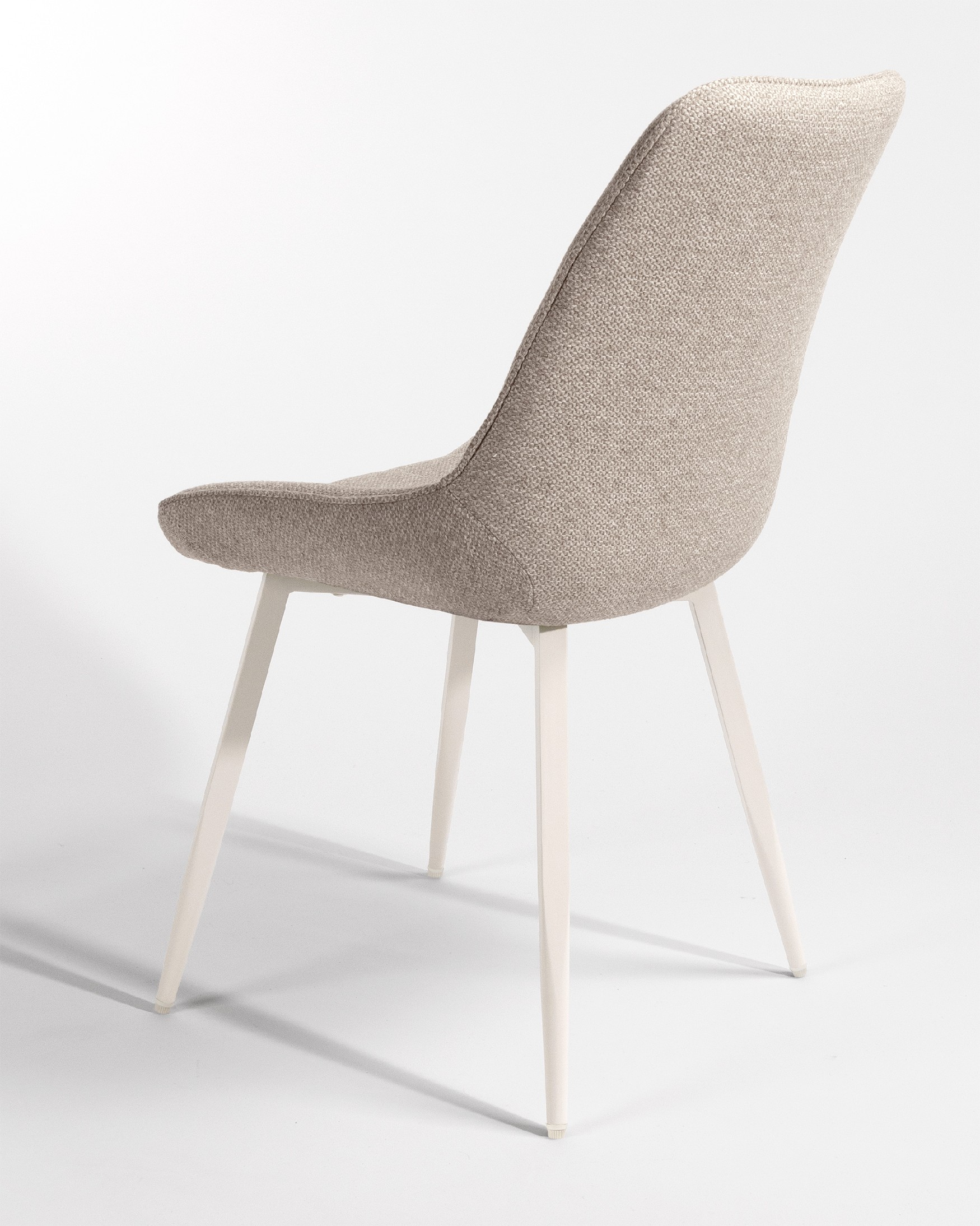 Chaise Helsinki avec un revêtement marron et des pieds métalliques ivoire
