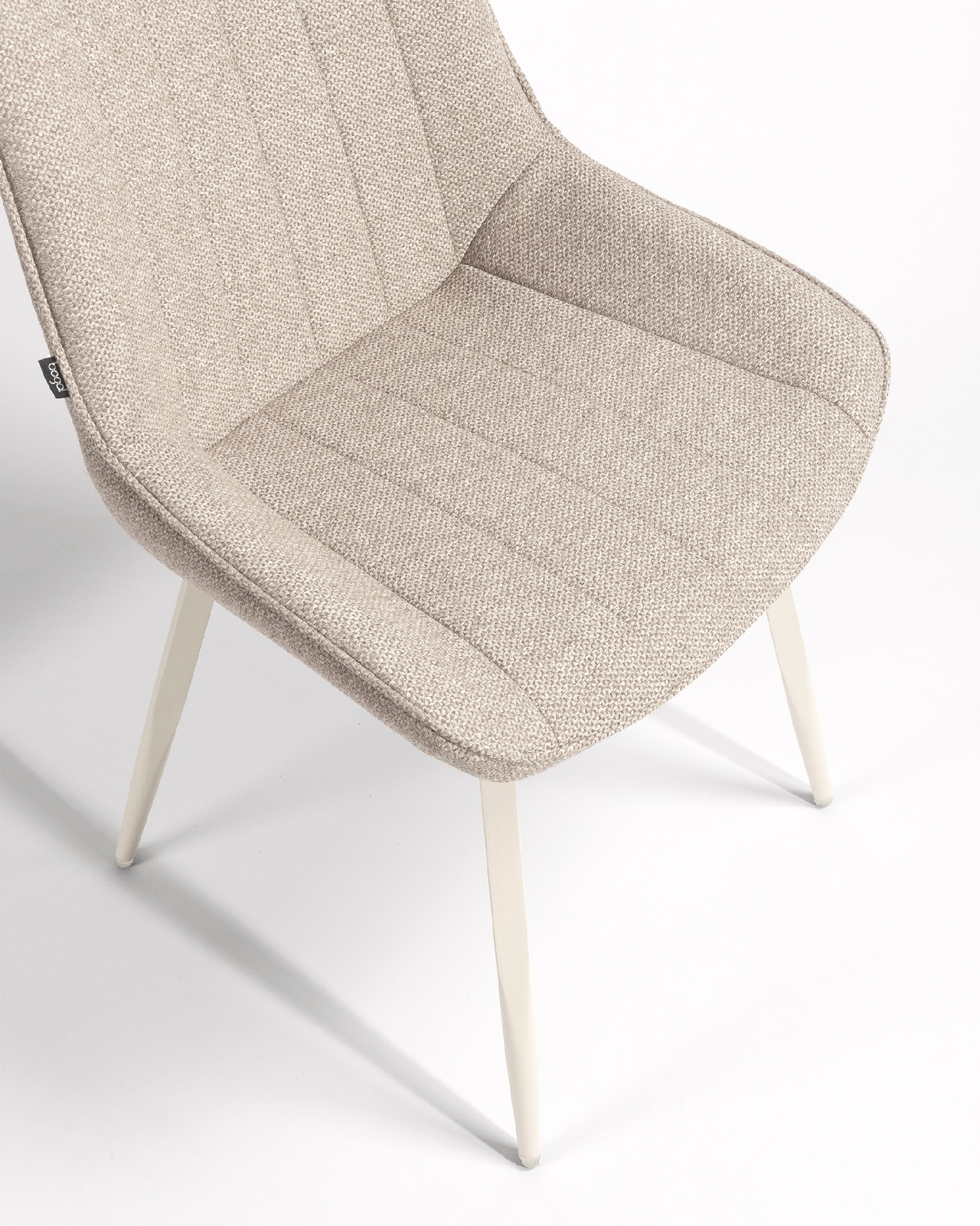 Chaise Helsinki avec un revêtement marron et des pieds métalliques ivoire