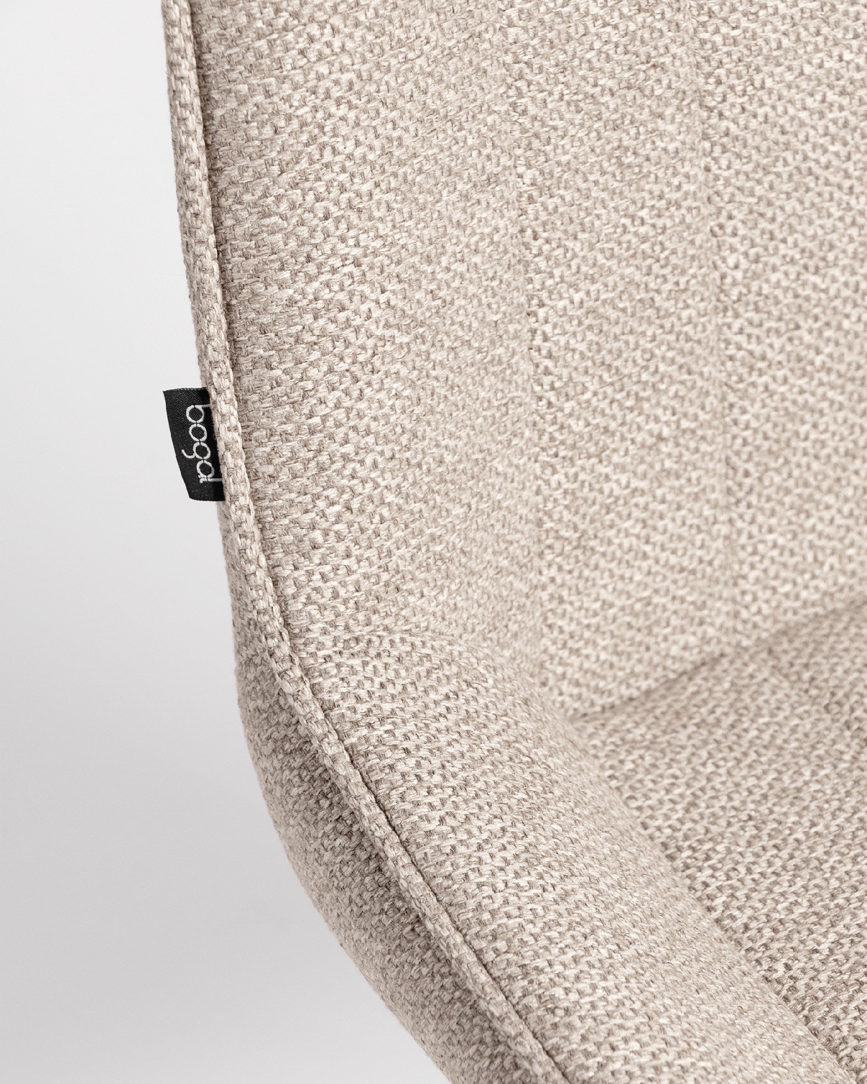 Chaise Helsinki avec un revêtement marron et des pieds métalliques ivoire